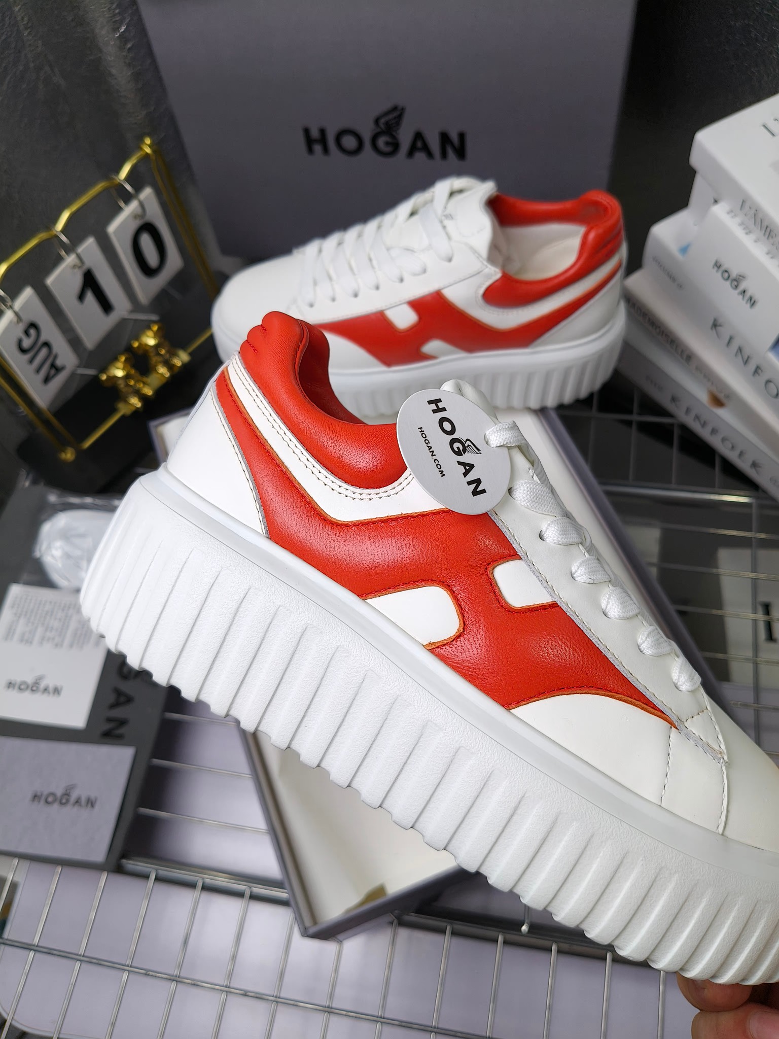 Hogan
最新饼干鞋，厚底鞋，飞艇鞋，情侣款男女同款⚠️
小红书打卡款~~~增高6cm（泰酷辣）
情侣款，Hogan H-Stripes饼干🍪鞋系列以轻便的防滑鞋底独具一格，款式运动风十足，百搭时尚。鞋底设有竖式条纹。
鞋面为柔软的纳帕皮革，侧边饰以延伸至后跟的H字母。鞋口嵌边设计，后跟设有柔软填充。记忆泡沫内底缓震舒适，温柔包裹双脚
码数：35-45
拿货260套码大小订单240