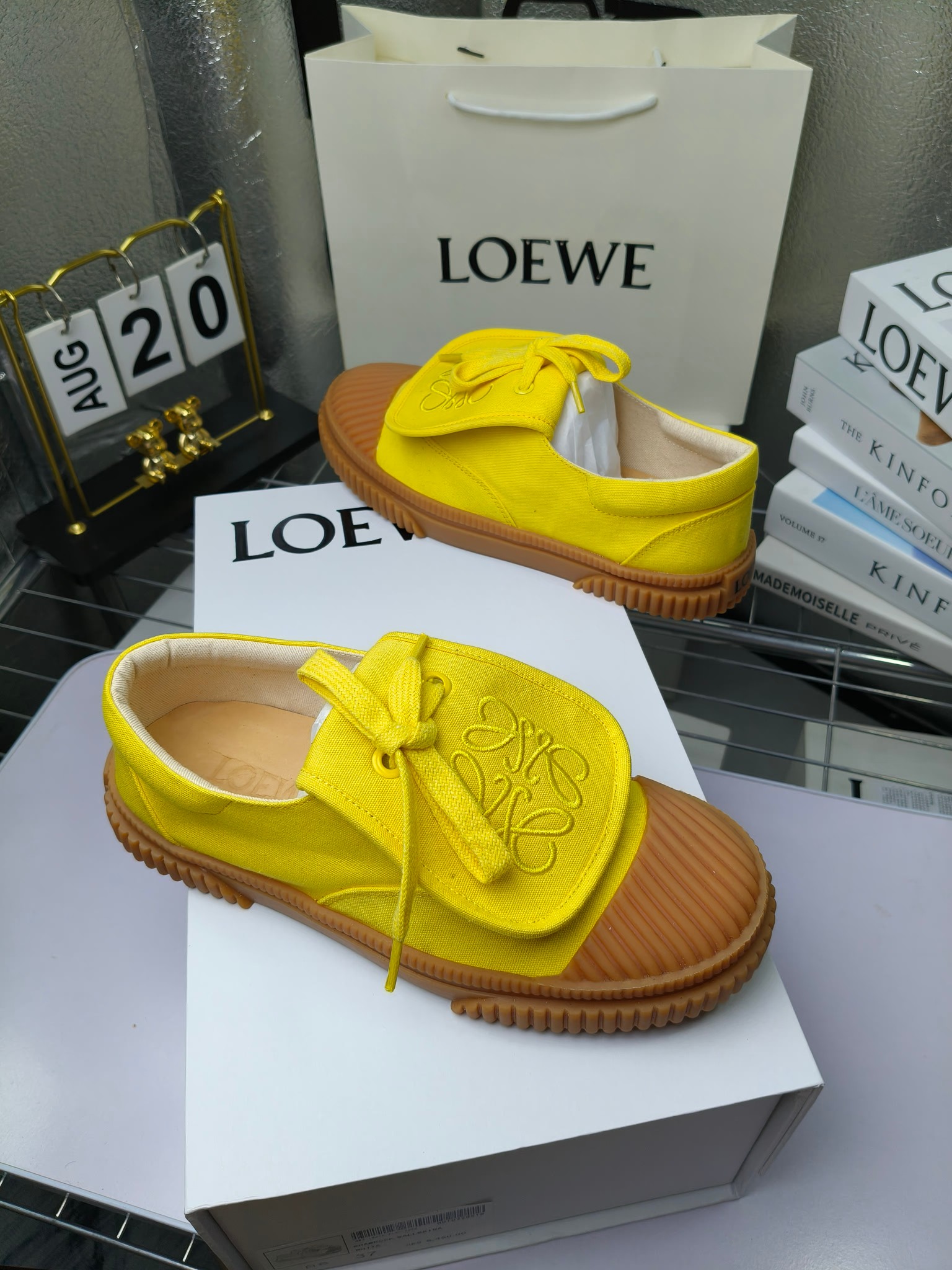 loewe
罗意威24春夏经典刺绣大翻盖帆布鞋饼干鞋!新色!
最近大热的一款鞋 翻舌刺绣logo设计 超级可爱 🐶时髦精绝对不能错过的必入款,没有任何繁杂装饰,质感极好的vintage感,纯粹和极简做得利落又诗意 超级百搭不易装款
鞋面采用原版定制进口高密度帆布
内里透气帆布,垫脚水染牛皮,原版开模橡胶成型大底!质感原版一致!轻便耐磨!
码数:35-40(34.40.41定制不退换)
配原版包装
p200