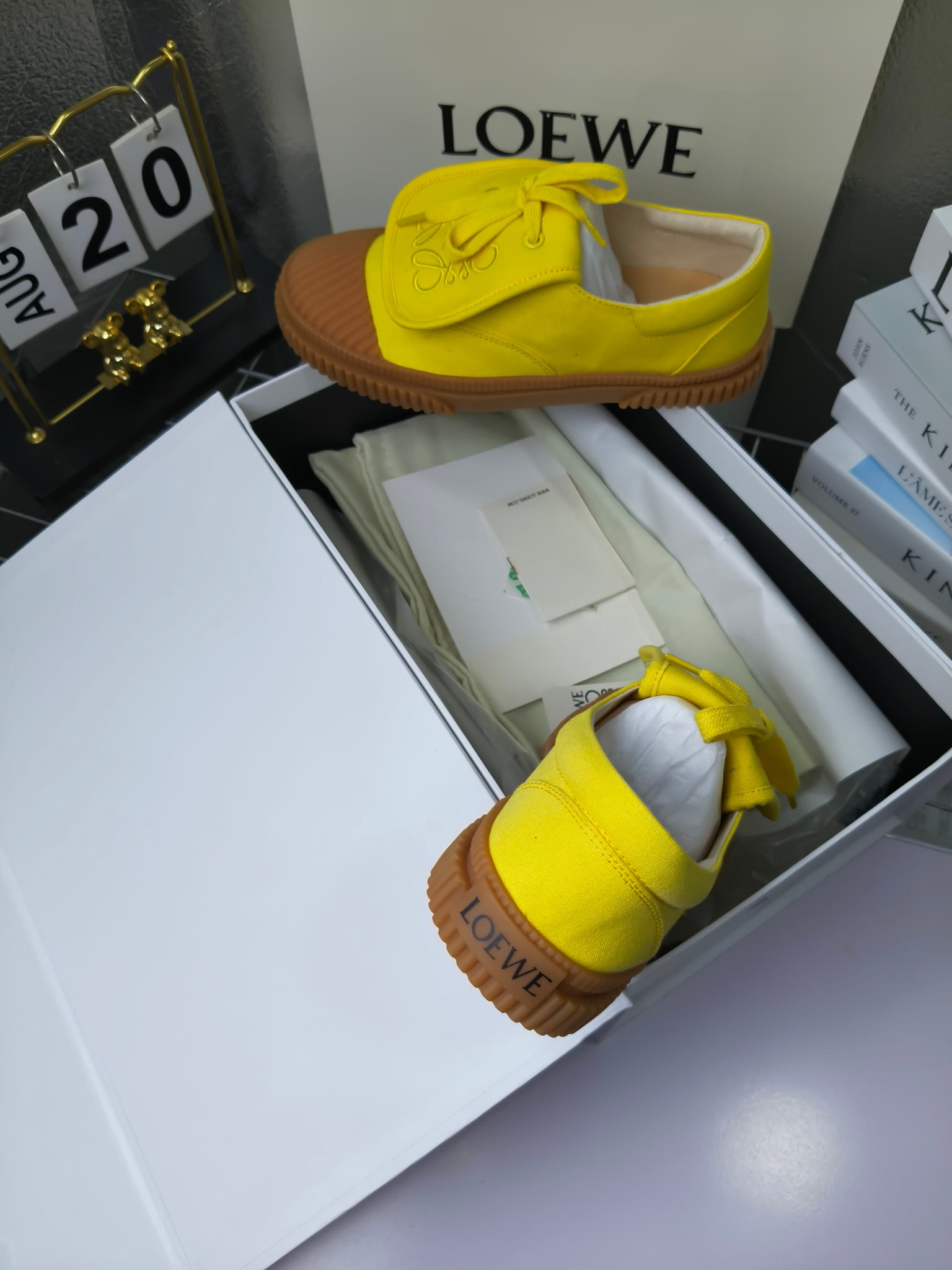 loewe
罗意威24春夏经典刺绣大翻盖帆布鞋饼干鞋!新色!
最近大热的一款鞋 翻舌刺绣logo设计 超级可爱 🐶时髦精绝对不能错过的必入款,没有任何繁杂装饰,质感极好的vintage感,纯粹和极简做得利落又诗意 超级百搭不易装款
鞋面采用原版定制进口高密度帆布
内里透气帆布,垫脚水染牛皮,原版开模橡胶成型大底!质感原版一致!轻便耐磨!
码数:35-40(34.40.41定制不退换)
配原版包装
p200