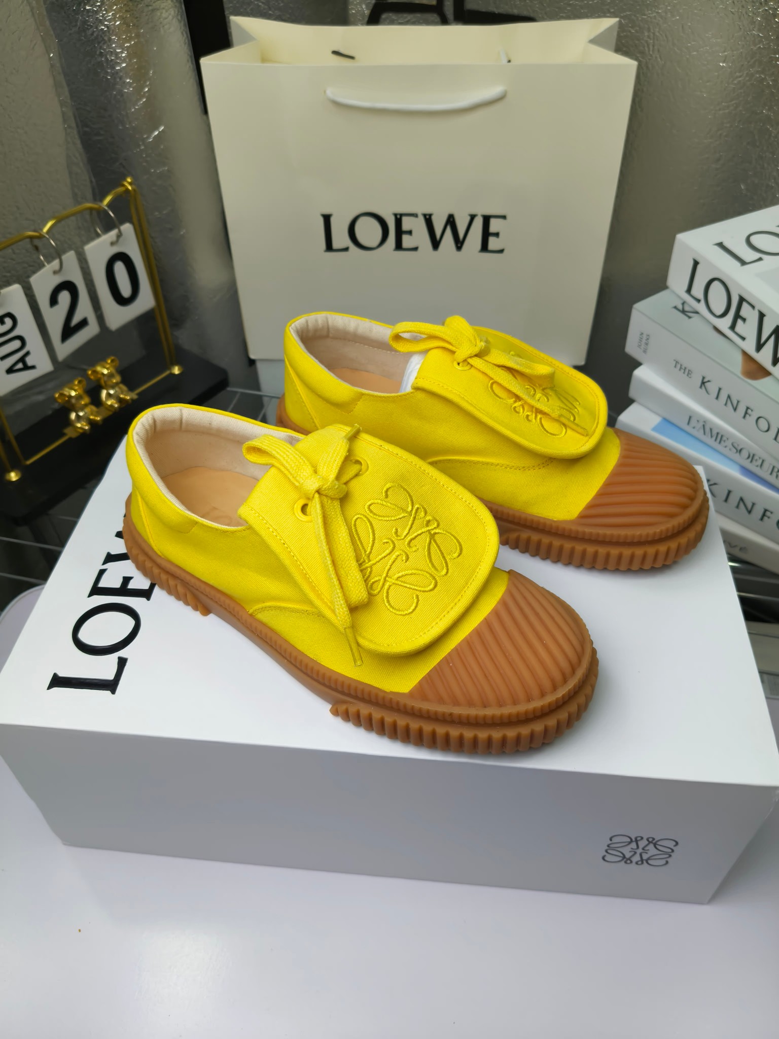 loewe
罗意威24春夏经典刺绣大翻盖帆布鞋饼干鞋!新色!
最近大热的一款鞋 翻舌刺绣logo设计 超级可爱 🐶时髦精绝对不能错过的必入款,没有任何繁杂装饰,质感极好的vintage感,纯粹和极简做得利落又诗意 超级百搭不易装款
鞋面采用原版定制进口高密度帆布
内里透气帆布,垫脚水染牛皮,原版开模橡胶成型大底!质感原版一致!轻便耐磨!
码数:35-40(34.40.41定制不退换)
配原版包装
p200