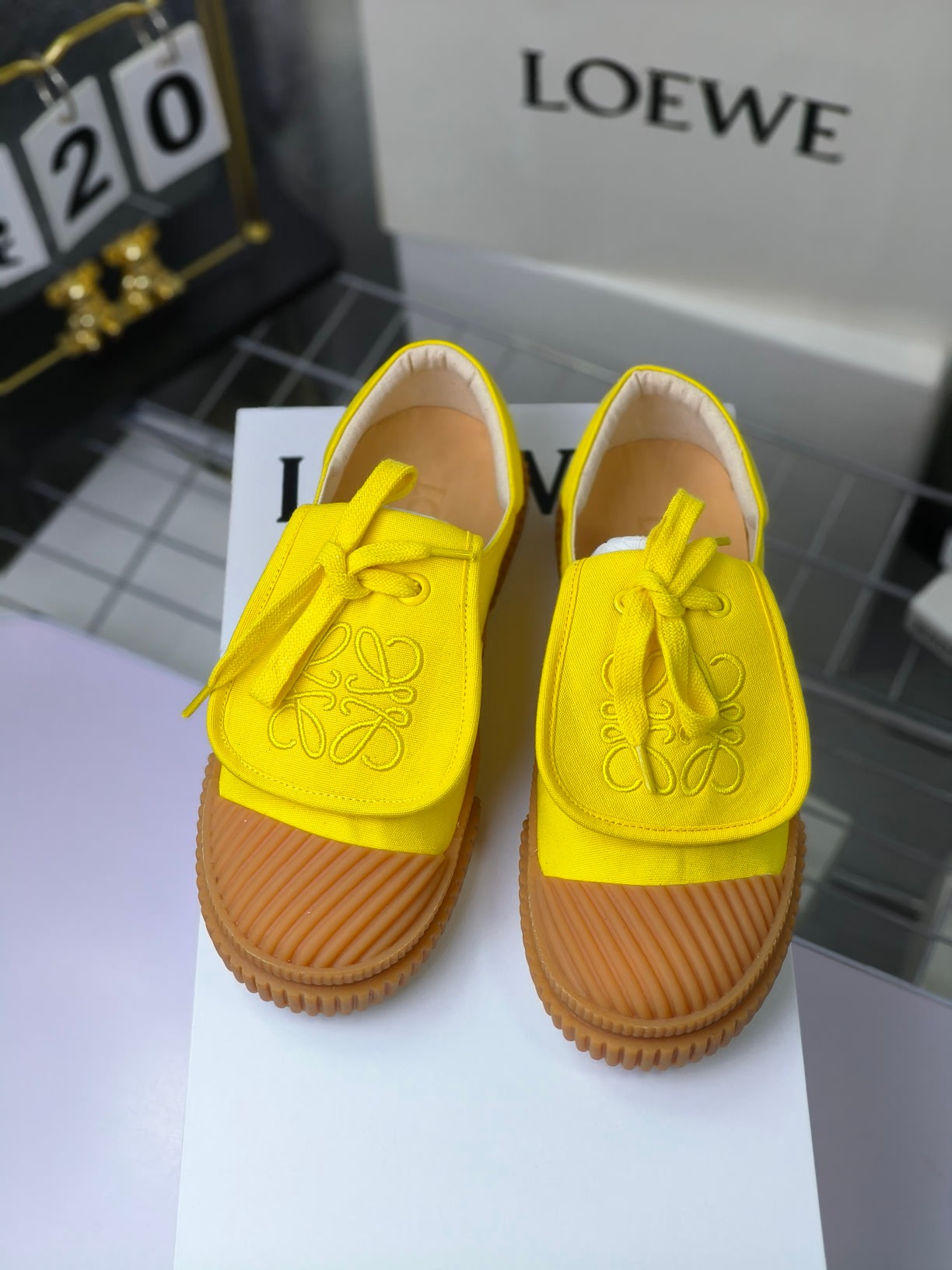 loewe
罗意威24春夏经典刺绣大翻盖帆布鞋饼干鞋!新色!
最近大热的一款鞋 翻舌刺绣logo设计 超级可爱 🐶时髦精绝对不能错过的必入款,没有任何繁杂装饰,质感极好的vintage感,纯粹和极简做得利落又诗意 超级百搭不易装款
鞋面采用原版定制进口高密度帆布
内里透气帆布,垫脚水染牛皮,原版开模橡胶成型大底!质感原版一致!轻便耐磨!
码数:35-40(34.40.41定制不退换)
配原版包装
p200
