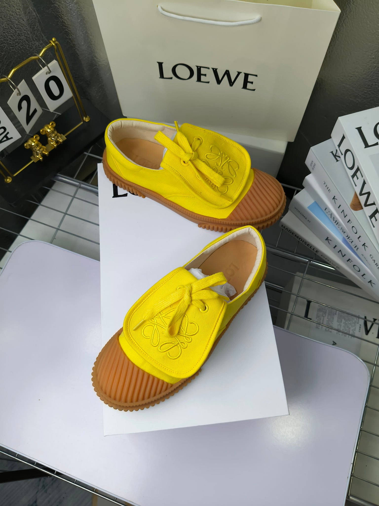 loewe
罗意威24春夏经典刺绣大翻盖帆布鞋饼干鞋!新色!
最近大热的一款鞋 翻舌刺绣logo设计 超级可爱 🐶时髦精绝对不能错过的必入款,没有任何繁杂装饰,质感极好的vintage感,纯粹和极简做得利落又诗意 超级百搭不易装款
鞋面采用原版定制进口高密度帆布
内里透气帆布,垫脚水染牛皮,原版开模橡胶成型大底!质感原版一致!轻便耐磨!
码数:35-40(34.40.41定制不退换)
配原版包装
p200