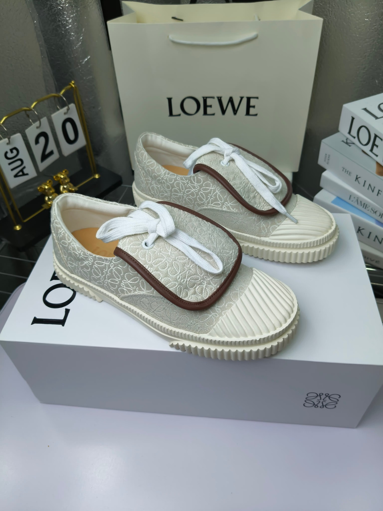 loewe
罗意威24春夏经典刺绣大翻盖帆布鞋饼干鞋!新色!
最近大热的一款鞋 翻舌刺绣logo设计 超级可爱 🐶时髦精绝对不能错过的必入款,没有任何繁杂装饰,质感极好的vintage感,纯粹和极简做得利落又诗意 超级百搭不易装款
鞋面采用原版定制进口高密度帆布
内里透气帆布,垫脚水染牛皮,原版开模橡胶成型大底!质感原版一致!轻便耐磨!
码数:35-40(34.40.41定制不退换)
配原版包装
p200