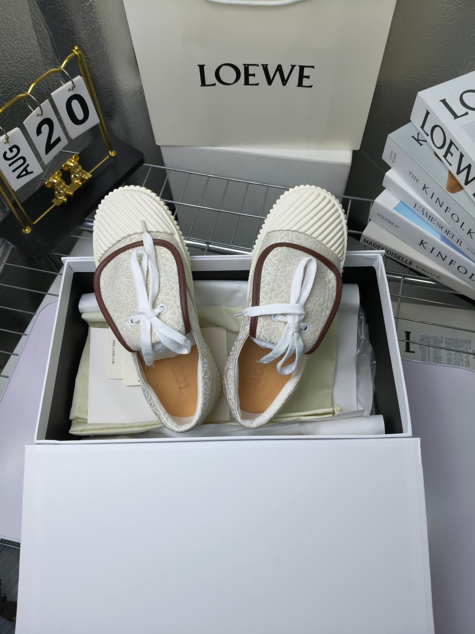 loewe
罗意威24春夏经典刺绣大翻盖帆布鞋饼干鞋!新色!
最近大热的一款鞋 翻舌刺绣logo设计 超级可爱 🐶时髦精绝对不能错过的必入款,没有任何繁杂装饰,质感极好的vintage感,纯粹和极简做得利落又诗意 超级百搭不易装款
鞋面采用原版定制进口高密度帆布
内里透气帆布,垫脚水染牛皮,原版开模橡胶成型大底!质感原版一致!轻便耐磨!
码数:35-40(34.40.41定制不退换)
配原版包装
p200