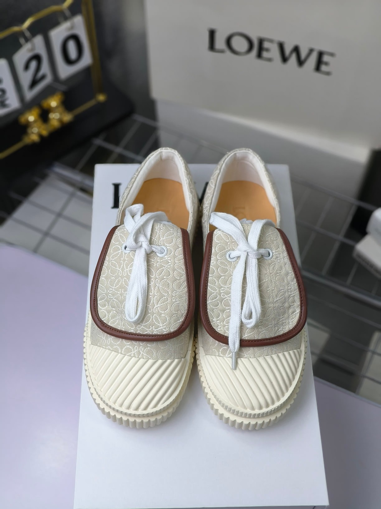 loewe
罗意威24春夏经典刺绣大翻盖帆布鞋饼干鞋!新色!
最近大热的一款鞋 翻舌刺绣logo设计 超级可爱 🐶时髦精绝对不能错过的必入款,没有任何繁杂装饰,质感极好的vintage感,纯粹和极简做得利落又诗意 超级百搭不易装款
鞋面采用原版定制进口高密度帆布
内里透气帆布,垫脚水染牛皮,原版开模橡胶成型大底!质感原版一致!轻便耐磨!
码数:35-40(34.40.41定制不退换)
配原版包装
p200
