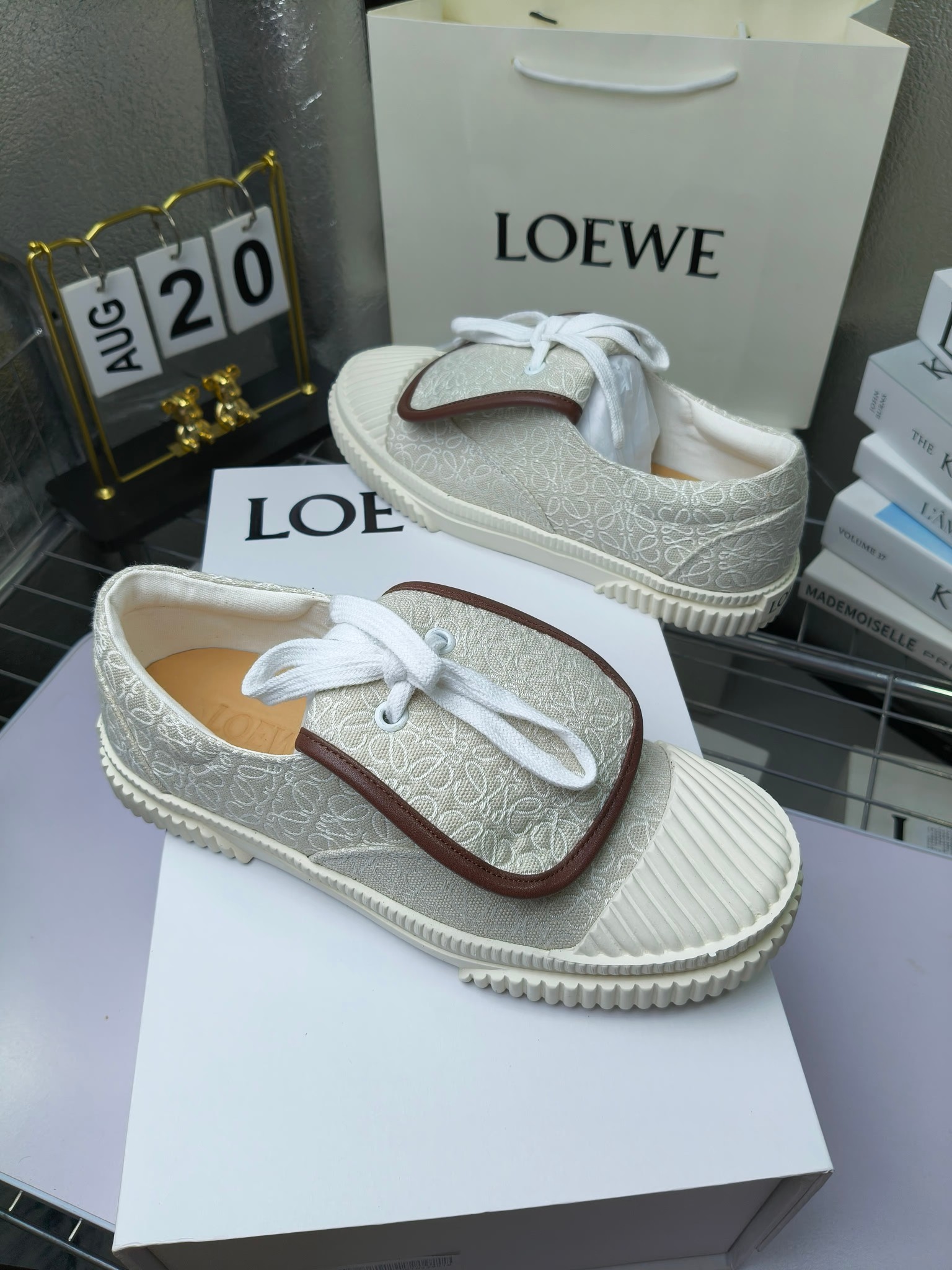 loewe
罗意威24春夏经典刺绣大翻盖帆布鞋饼干鞋!新色!
最近大热的一款鞋 翻舌刺绣logo设计 超级可爱 🐶时髦精绝对不能错过的必入款,没有任何繁杂装饰,质感极好的vintage感,纯粹和极简做得利落又诗意 超级百搭不易装款
鞋面采用原版定制进口高密度帆布
内里透气帆布,垫脚水染牛皮,原版开模橡胶成型大底!质感原版一致!轻便耐磨!
码数:35-40(34.40.41定制不退换)
配原版包装
p200