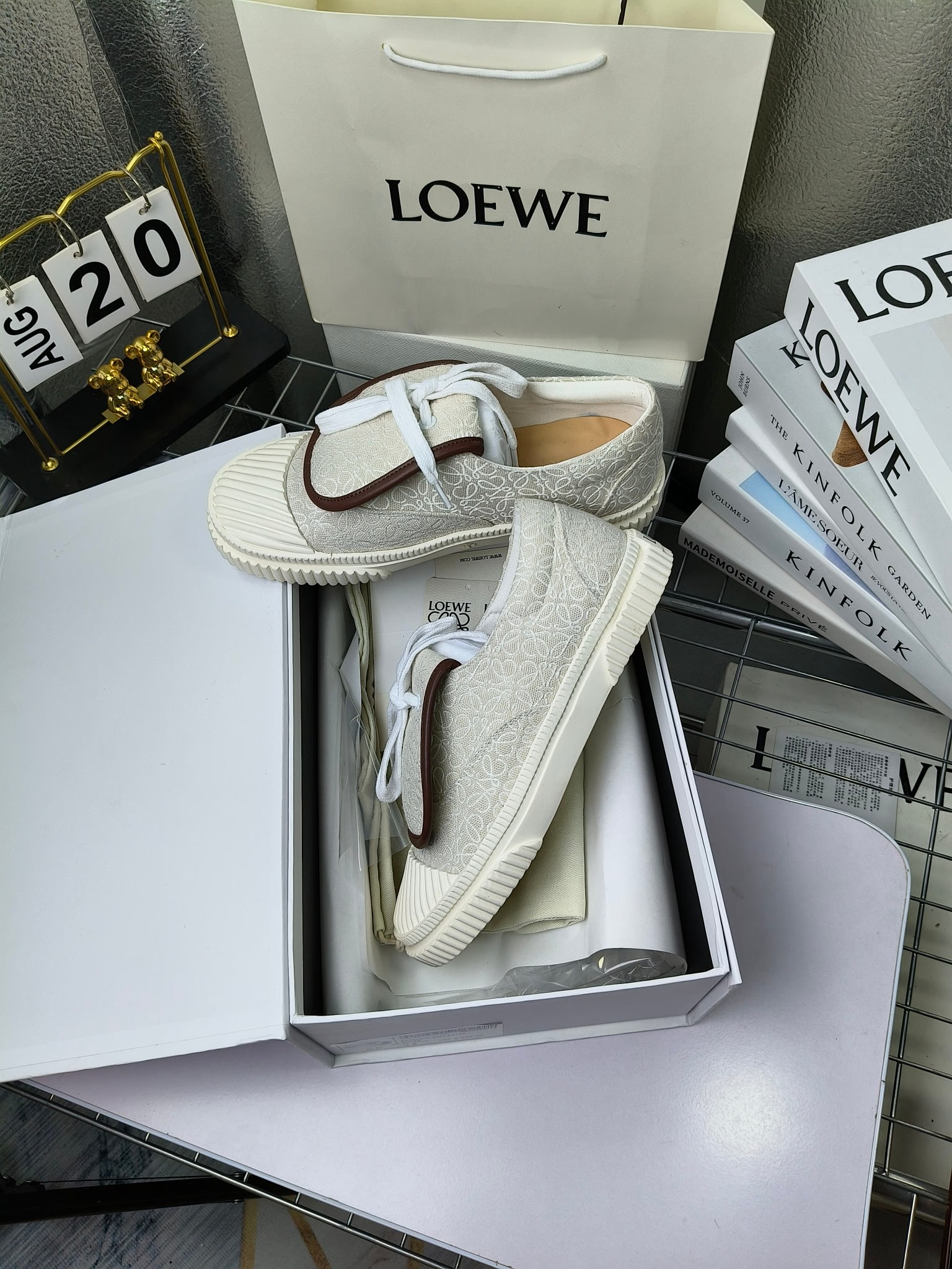 loewe
罗意威24春夏经典刺绣大翻盖帆布鞋饼干鞋!新色!
最近大热的一款鞋 翻舌刺绣logo设计 超级可爱 🐶时髦精绝对不能错过的必入款,没有任何繁杂装饰,质感极好的vintage感,纯粹和极简做得利落又诗意 超级百搭不易装款
鞋面采用原版定制进口高密度帆布
内里透气帆布,垫脚水染牛皮,原版开模橡胶成型大底!质感原版一致!轻便耐磨!
码数:35-40(34.40.41定制不退换)
配原版包装
p200