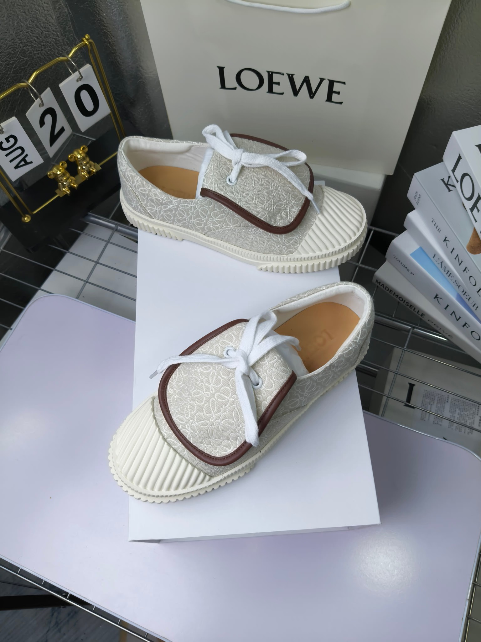 loewe
罗意威24春夏经典刺绣大翻盖帆布鞋饼干鞋!新色!
最近大热的一款鞋 翻舌刺绣logo设计 超级可爱 🐶时髦精绝对不能错过的必入款,没有任何繁杂装饰,质感极好的vintage感,纯粹和极简做得利落又诗意 超级百搭不易装款
鞋面采用原版定制进口高密度帆布
内里透气帆布,垫脚水染牛皮,原版开模橡胶成型大底!质感原版一致!轻便耐磨!
码数:35-40(34.40.41定制不退换)
配原版包装
p200