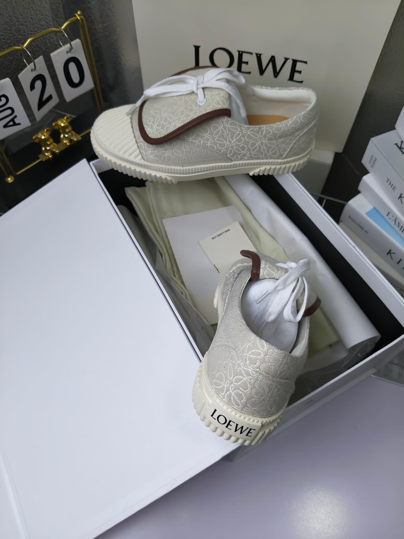 loewe
罗意威24春夏经典刺绣大翻盖帆布鞋饼干鞋!新色!
最近大热的一款鞋 翻舌刺绣logo设计 超级可爱 🐶时髦精绝对不能错过的必入款,没有任何繁杂装饰,质感极好的vintage感,纯粹和极简做得利落又诗意 超级百搭不易装款
鞋面采用原版定制进口高密度帆布
内里透气帆布,垫脚水染牛皮,原版开模橡胶成型大底!质感原版一致!轻便耐磨!
码数:35-40(34.40.41定制不退换)
配原版包装
p200