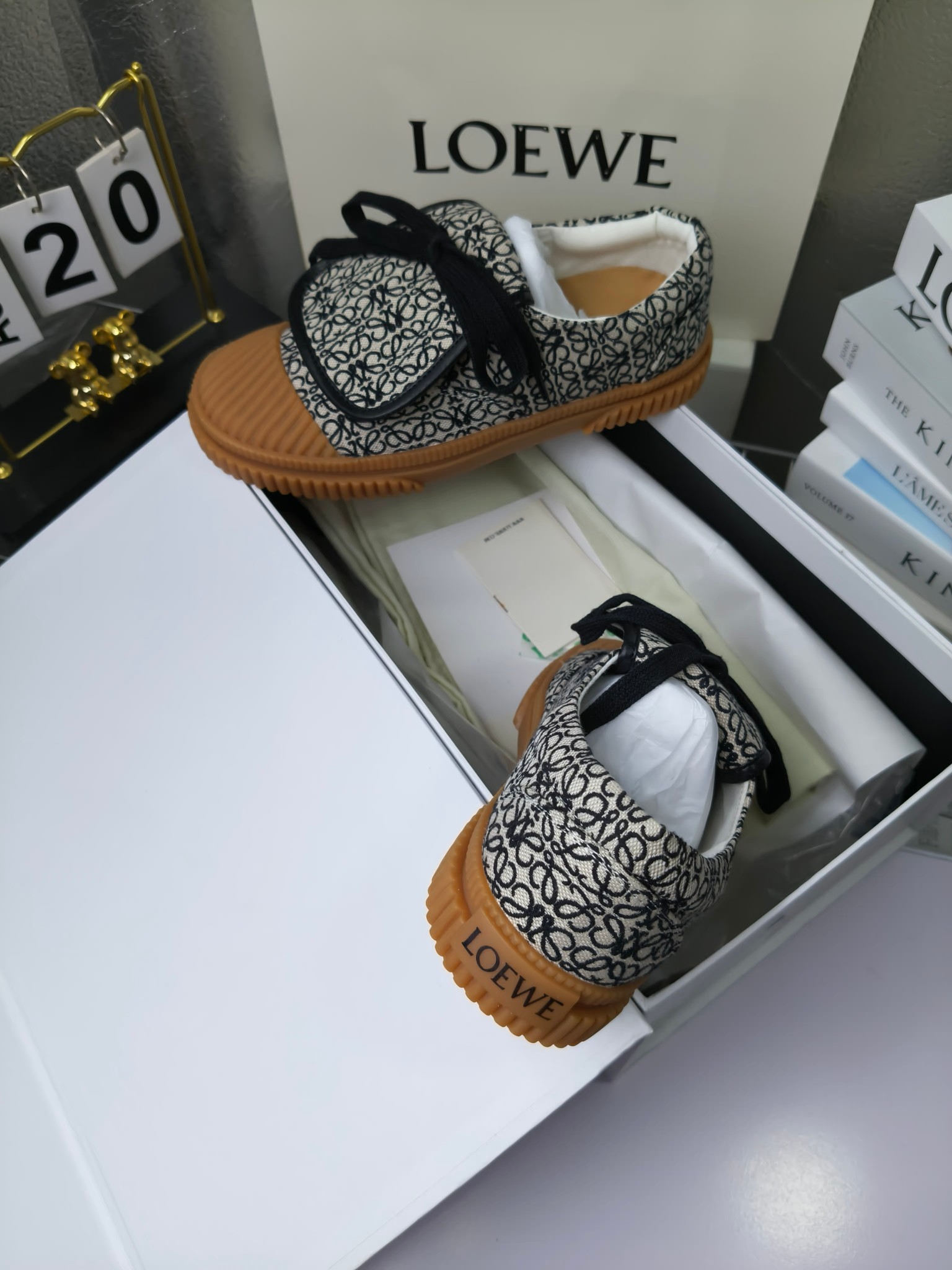 loewe
罗意威24春夏经典刺绣大翻盖帆布鞋饼干鞋!新色!
最近大热的一款鞋 翻舌刺绣logo设计 超级可爱 🐶时髦精绝对不能错过的必入款,没有任何繁杂装饰,质感极好的vintage感,纯粹和极简做得利落又诗意 超级百搭不易装款
鞋面采用原版定制进口高密度帆布
内里透气帆布,垫脚水染牛皮,原版开模橡胶成型大底!质感原版一致!轻便耐磨!
码数:35-40(34.40.41定制不退换)
配原版包装
p200