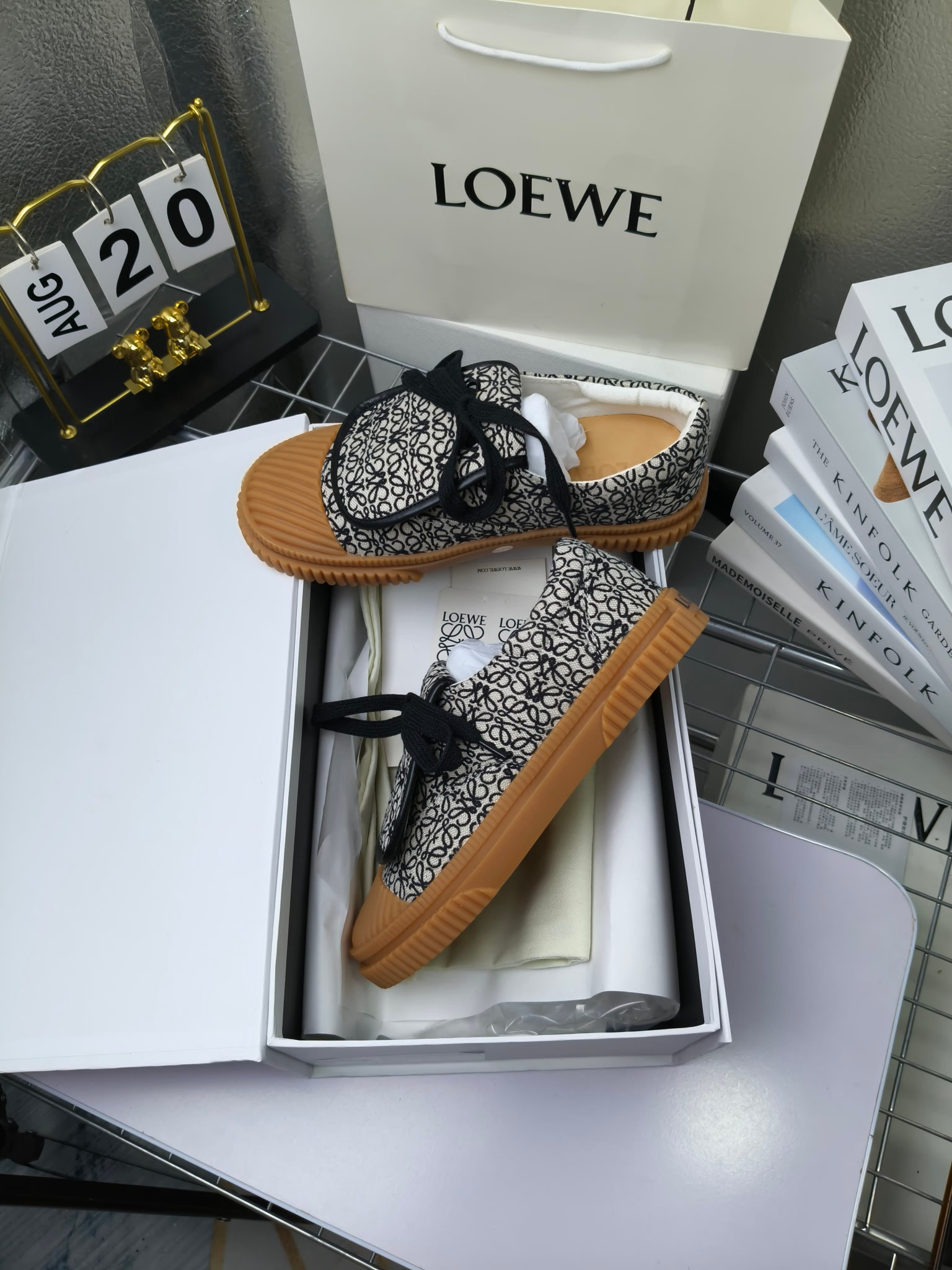 loewe
罗意威24春夏经典刺绣大翻盖帆布鞋饼干鞋!新色!
最近大热的一款鞋 翻舌刺绣logo设计 超级可爱 🐶时髦精绝对不能错过的必入款,没有任何繁杂装饰,质感极好的vintage感,纯粹和极简做得利落又诗意 超级百搭不易装款
鞋面采用原版定制进口高密度帆布
内里透气帆布,垫脚水染牛皮,原版开模橡胶成型大底!质感原版一致!轻便耐磨!
码数:35-40(34.40.41定制不退换)
配原版包装
p200