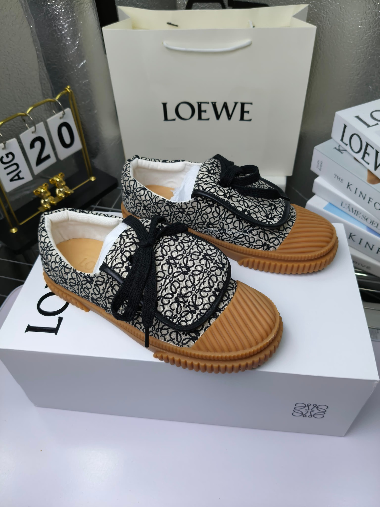 loewe
罗意威24春夏经典刺绣大翻盖帆布鞋饼干鞋!新色!
最近大热的一款鞋 翻舌刺绣logo设计 超级可爱 🐶时髦精绝对不能错过的必入款,没有任何繁杂装饰,质感极好的vintage感,纯粹和极简做得利落又诗意 超级百搭不易装款
鞋面采用原版定制进口高密度帆布
内里透气帆布,垫脚水染牛皮,原版开模橡胶成型大底!质感原版一致!轻便耐磨!
码数:35-40(34.40.41定制不退换)
配原版包装
p200