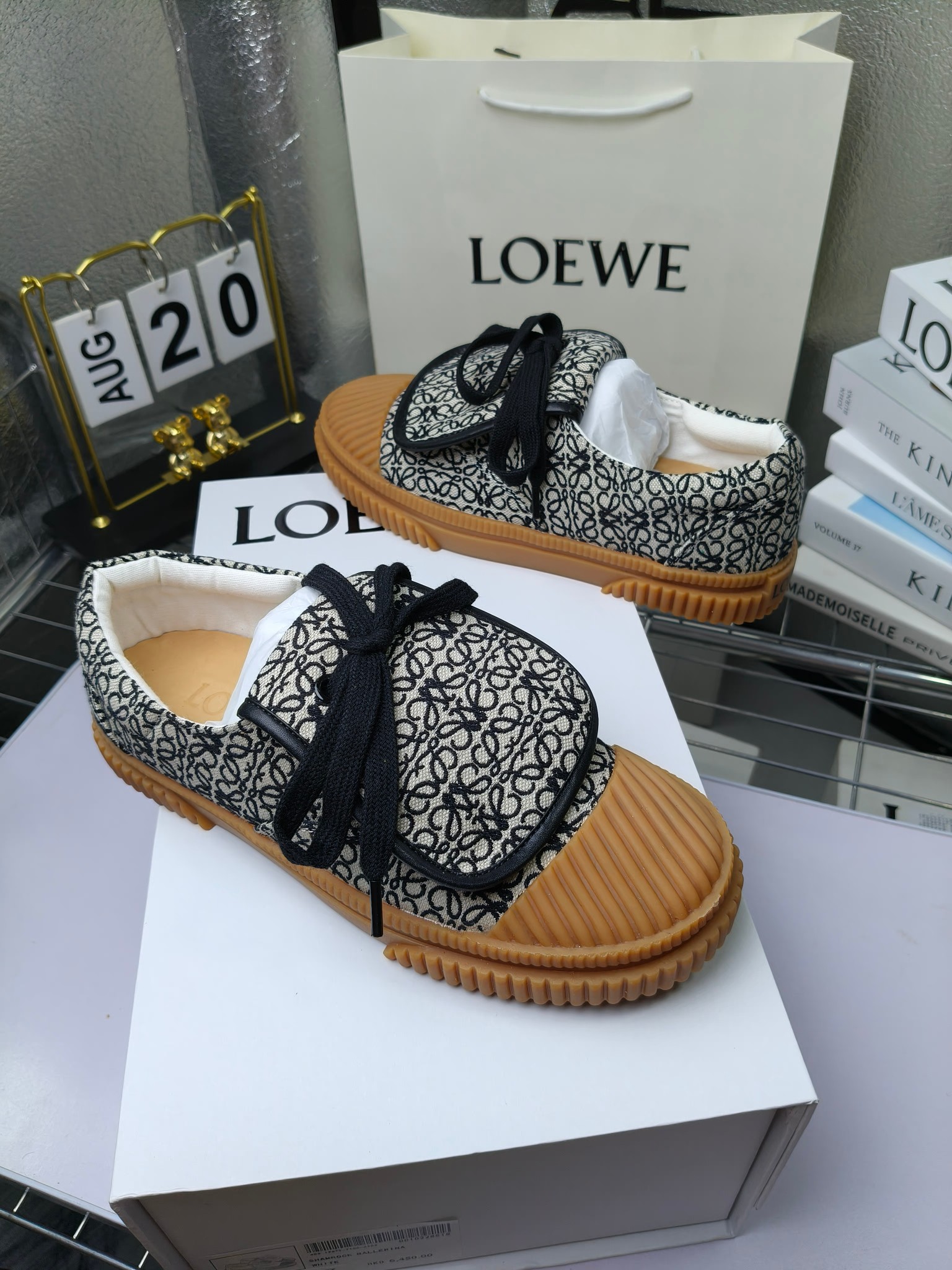 loewe
罗意威24春夏经典刺绣大翻盖帆布鞋饼干鞋!新色!
最近大热的一款鞋 翻舌刺绣logo设计 超级可爱 🐶时髦精绝对不能错过的必入款,没有任何繁杂装饰,质感极好的vintage感,纯粹和极简做得利落又诗意 超级百搭不易装款
鞋面采用原版定制进口高密度帆布
内里透气帆布,垫脚水染牛皮,原版开模橡胶成型大底!质感原版一致!轻便耐磨!
码数:35-40(34.40.41定制不退换)
配原版包装
p200