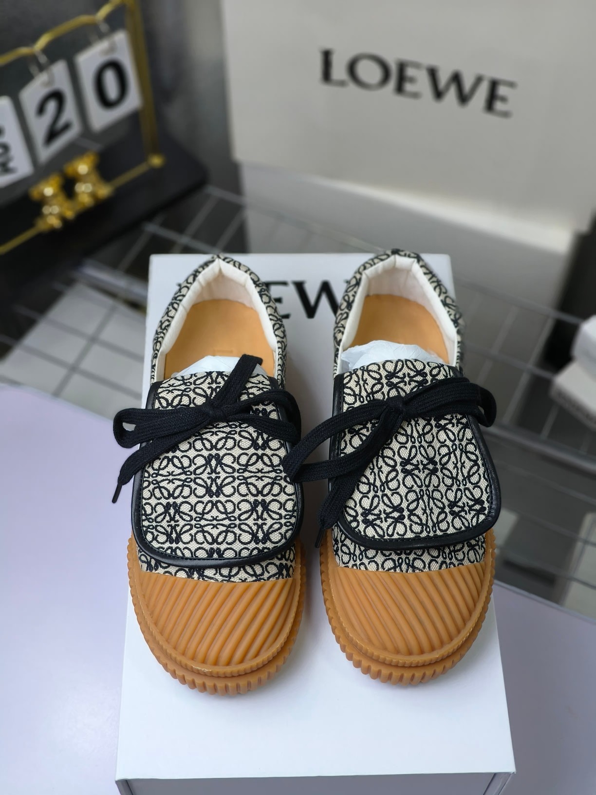 loewe
罗意威24春夏经典刺绣大翻盖帆布鞋饼干鞋!新色!
最近大热的一款鞋 翻舌刺绣logo设计 超级可爱 🐶时髦精绝对不能错过的必入款,没有任何繁杂装饰,质感极好的vintage感,纯粹和极简做得利落又诗意 超级百搭不易装款
鞋面采用原版定制进口高密度帆布
内里透气帆布,垫脚水染牛皮,原版开模橡胶成型大底!质感原版一致!轻便耐磨!
码数:35-40(34.40.41定制不退换)
配原版包装
p200