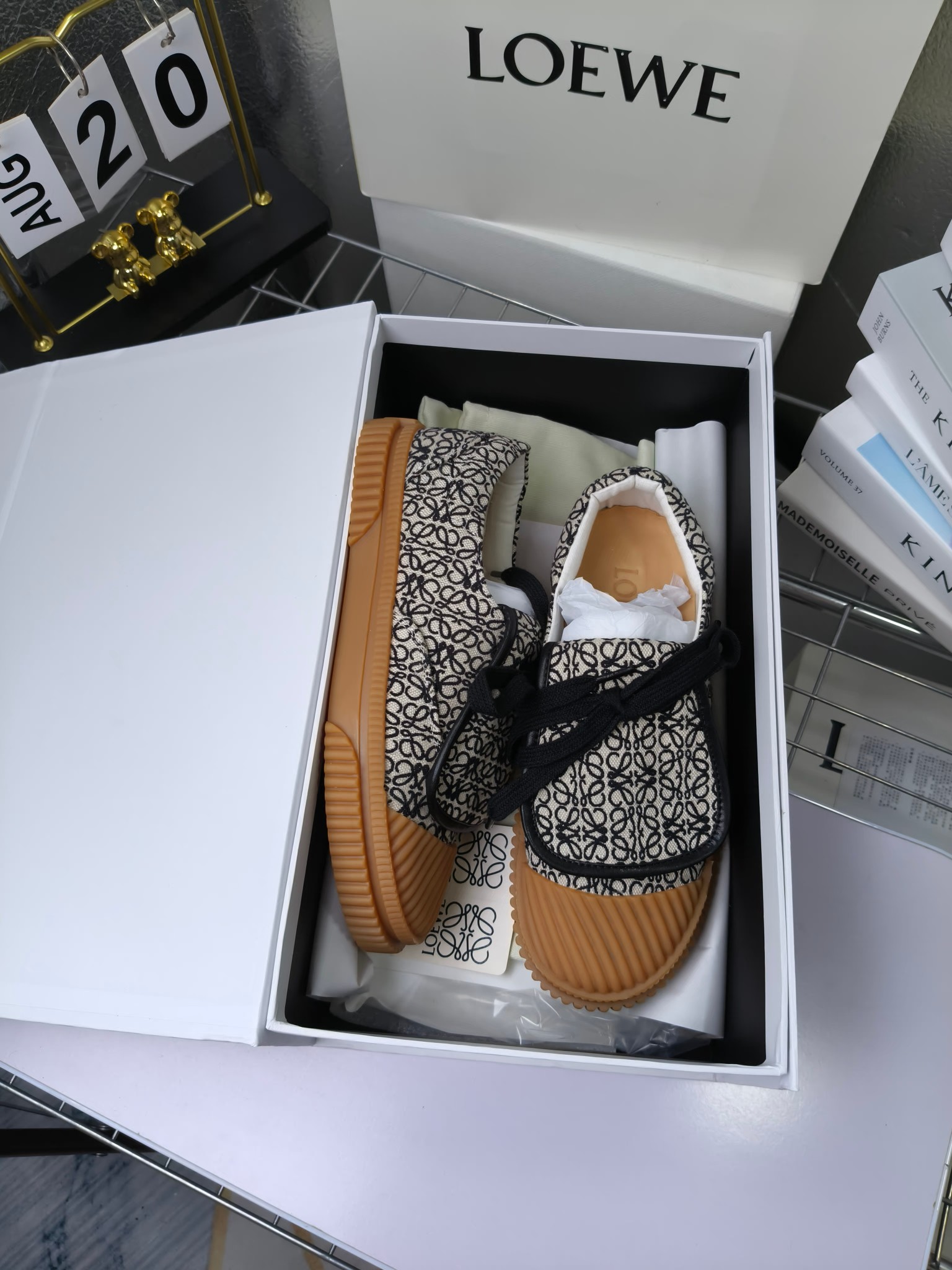 loewe
罗意威24春夏经典刺绣大翻盖帆布鞋饼干鞋!新色!
最近大热的一款鞋 翻舌刺绣logo设计 超级可爱 🐶时髦精绝对不能错过的必入款,没有任何繁杂装饰,质感极好的vintage感,纯粹和极简做得利落又诗意 超级百搭不易装款
鞋面采用原版定制进口高密度帆布
内里透气帆布,垫脚水染牛皮,原版开模橡胶成型大底!质感原版一致!轻便耐磨!
码数:35-40(34.40.41定制不退换)
配原版包装
p200