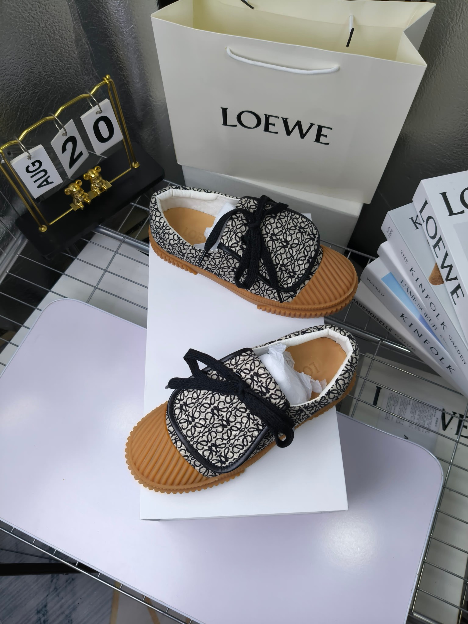 loewe
罗意威24春夏经典刺绣大翻盖帆布鞋饼干鞋!新色!
最近大热的一款鞋 翻舌刺绣logo设计 超级可爱 🐶时髦精绝对不能错过的必入款,没有任何繁杂装饰,质感极好的vintage感,纯粹和极简做得利落又诗意 超级百搭不易装款
鞋面采用原版定制进口高密度帆布
内里透气帆布,垫脚水染牛皮,原版开模橡胶成型大底!质感原版一致!轻便耐磨!
码数:35-40(34.40.41定制不退换)
配原版包装
p200