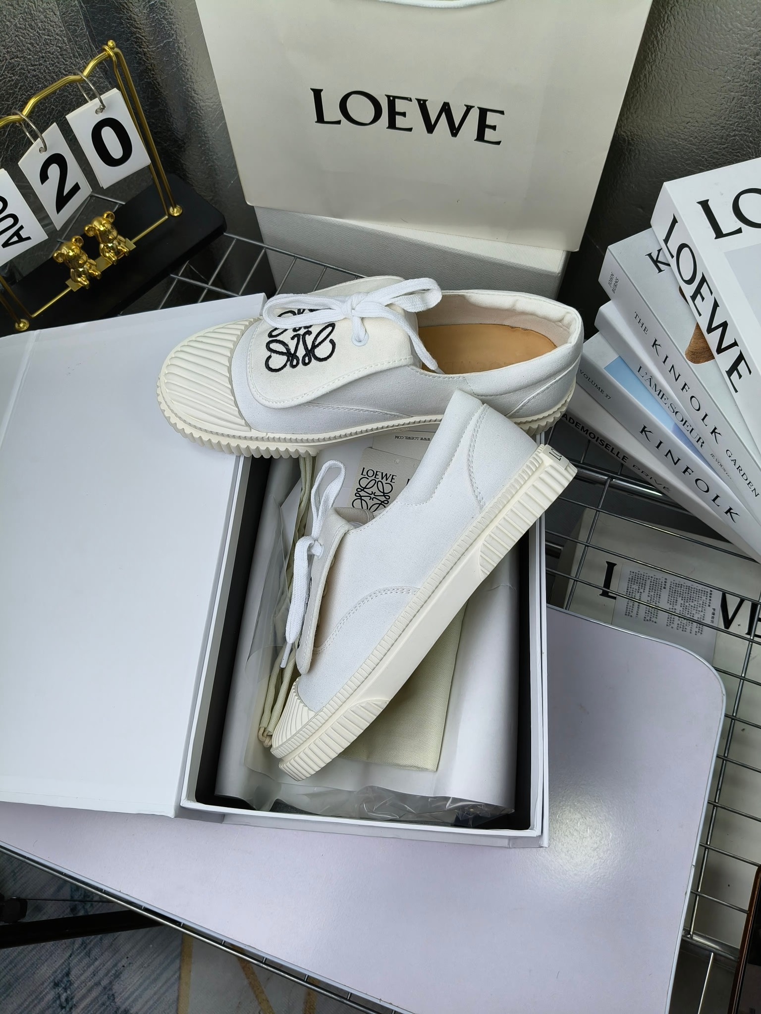 loewe
罗意威24春夏经典刺绣大翻盖帆布鞋饼干鞋!新色!
最近大热的一款鞋 翻舌刺绣logo设计 超级可爱 🐶时髦精绝对不能错过的必入款,没有任何繁杂装饰,质感极好的vintage感,纯粹和极简做得利落又诗意 超级百搭不易装款
鞋面采用原版定制进口高密度帆布
内里透气帆布,垫脚水染牛皮,原版开模橡胶成型大底!质感原版一致!轻便耐磨!
码数:35-40(34.40.41定制不退换)
配原版包装
p200