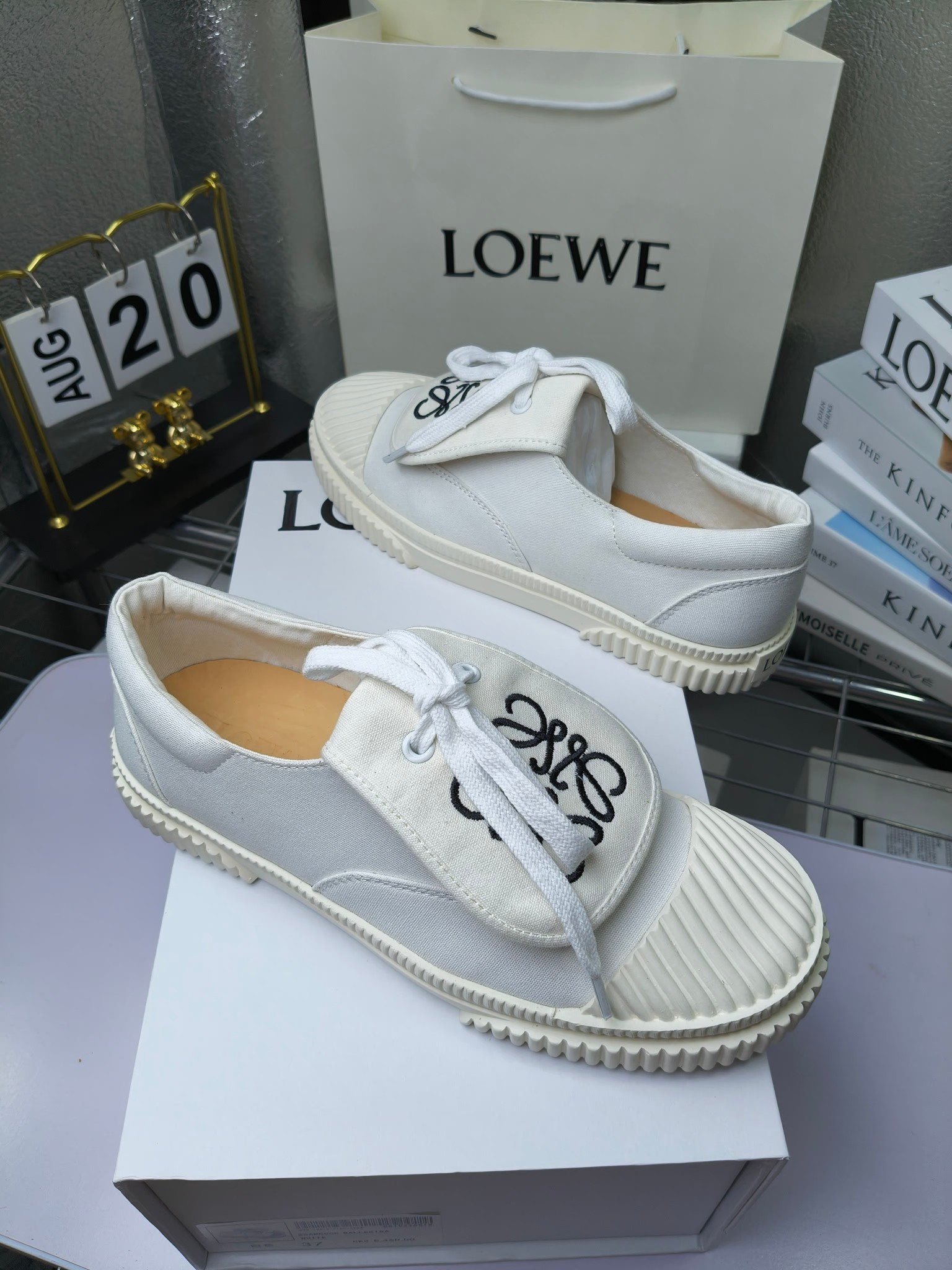 loewe
罗意威24春夏经典刺绣大翻盖帆布鞋饼干鞋!新色!
最近大热的一款鞋 翻舌刺绣logo设计 超级可爱 🐶时髦精绝对不能错过的必入款,没有任何繁杂装饰,质感极好的vintage感,纯粹和极简做得利落又诗意 超级百搭不易装款
鞋面采用原版定制进口高密度帆布
内里透气帆布,垫脚水染牛皮,原版开模橡胶成型大底!质感原版一致!轻便耐磨!
码数:35-40(34.40.41定制不退换)
配原版包装
p200