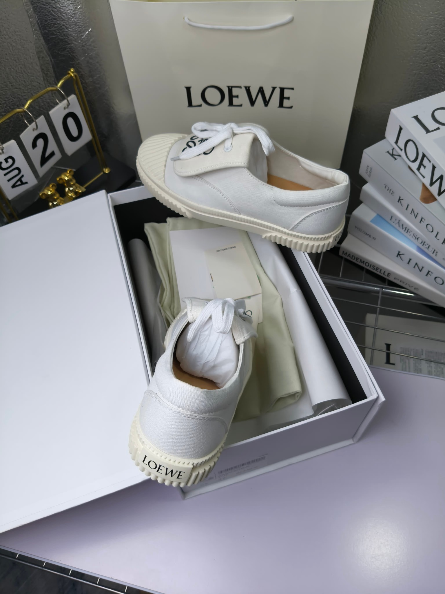 loewe
罗意威24春夏经典刺绣大翻盖帆布鞋饼干鞋!新色!
最近大热的一款鞋 翻舌刺绣logo设计 超级可爱 🐶时髦精绝对不能错过的必入款,没有任何繁杂装饰,质感极好的vintage感,纯粹和极简做得利落又诗意 超级百搭不易装款
鞋面采用原版定制进口高密度帆布
内里透气帆布,垫脚水染牛皮,原版开模橡胶成型大底!质感原版一致!轻便耐磨!
码数:35-40(34.40.41定制不退换)
配原版包装
p200