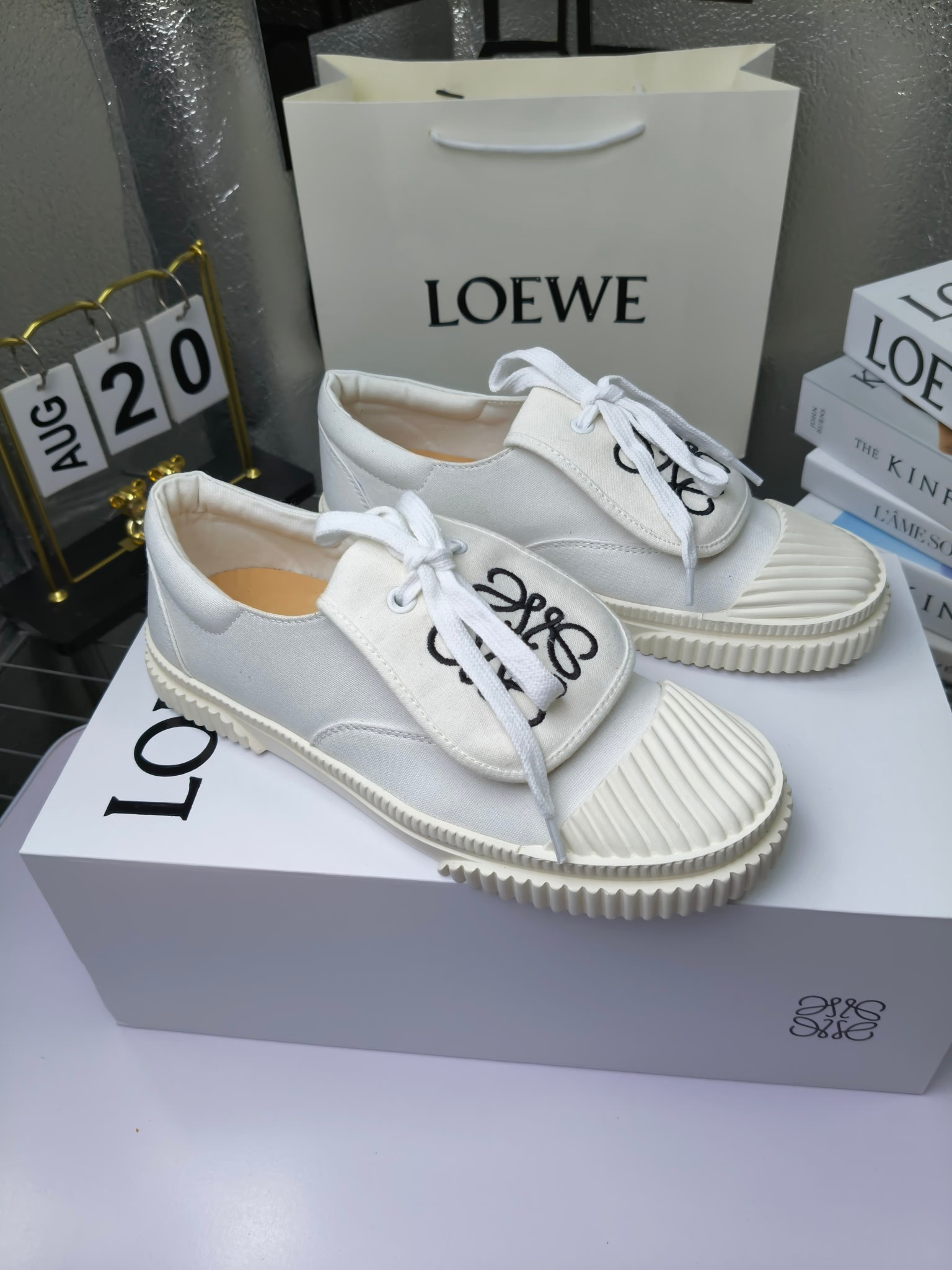 loewe
罗意威24春夏经典刺绣大翻盖帆布鞋饼干鞋!新色!
最近大热的一款鞋 翻舌刺绣logo设计 超级可爱 🐶时髦精绝对不能错过的必入款,没有任何繁杂装饰,质感极好的vintage感,纯粹和极简做得利落又诗意 超级百搭不易装款
鞋面采用原版定制进口高密度帆布
内里透气帆布,垫脚水染牛皮,原版开模橡胶成型大底!质感原版一致!轻便耐磨!
码数:35-40(34.40.41定制不退换)
配原版包装
p200