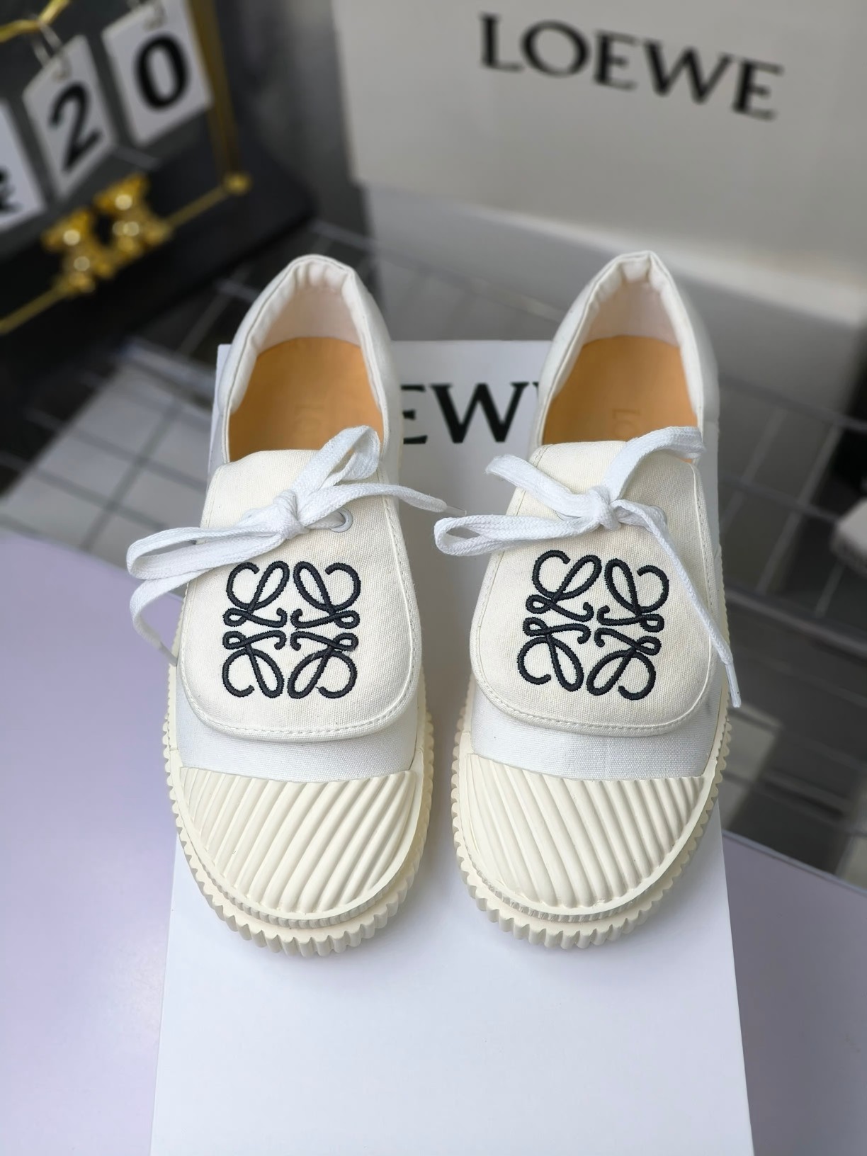 loewe
罗意威24春夏经典刺绣大翻盖帆布鞋饼干鞋!新色!
最近大热的一款鞋 翻舌刺绣logo设计 超级可爱 🐶时髦精绝对不能错过的必入款,没有任何繁杂装饰,质感极好的vintage感,纯粹和极简做得利落又诗意 超级百搭不易装款
鞋面采用原版定制进口高密度帆布
内里透气帆布,垫脚水染牛皮,原版开模橡胶成型大底!质感原版一致!轻便耐磨!
码数:35-40(34.40.41定制不退换)
配原版包装
p200
