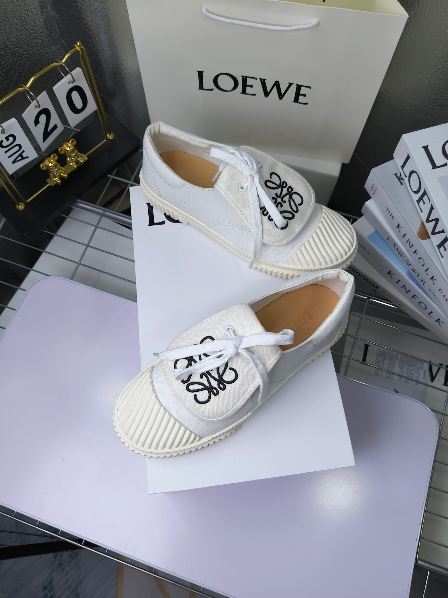 loewe
罗意威24春夏经典刺绣大翻盖帆布鞋饼干鞋!新色!
最近大热的一款鞋 翻舌刺绣logo设计 超级可爱 🐶时髦精绝对不能错过的必入款,没有任何繁杂装饰,质感极好的vintage感,纯粹和极简做得利落又诗意 超级百搭不易装款
鞋面采用原版定制进口高密度帆布
内里透气帆布,垫脚水染牛皮,原版开模橡胶成型大底!质感原版一致!轻便耐磨!
码数:35-40(34.40.41定制不退换)
配原版包装
p200