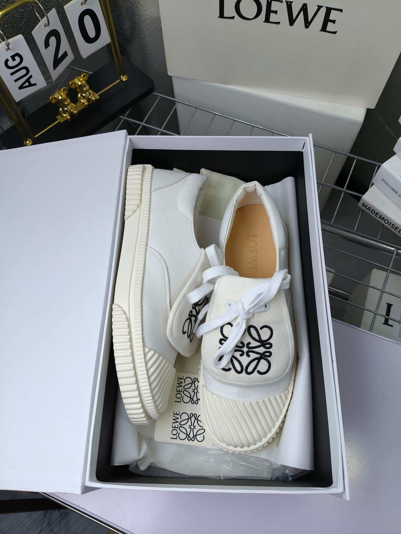loewe
罗意威24春夏经典刺绣大翻盖帆布鞋饼干鞋!新色!
最近大热的一款鞋 翻舌刺绣logo设计 超级可爱 🐶时髦精绝对不能错过的必入款,没有任何繁杂装饰,质感极好的vintage感,纯粹和极简做得利落又诗意 超级百搭不易装款
鞋面采用原版定制进口高密度帆布
内里透气帆布,垫脚水染牛皮,原版开模橡胶成型大底!质感原版一致!轻便耐磨!
码数:35-40(34.40.41定制不退换)
配原版包装
p200