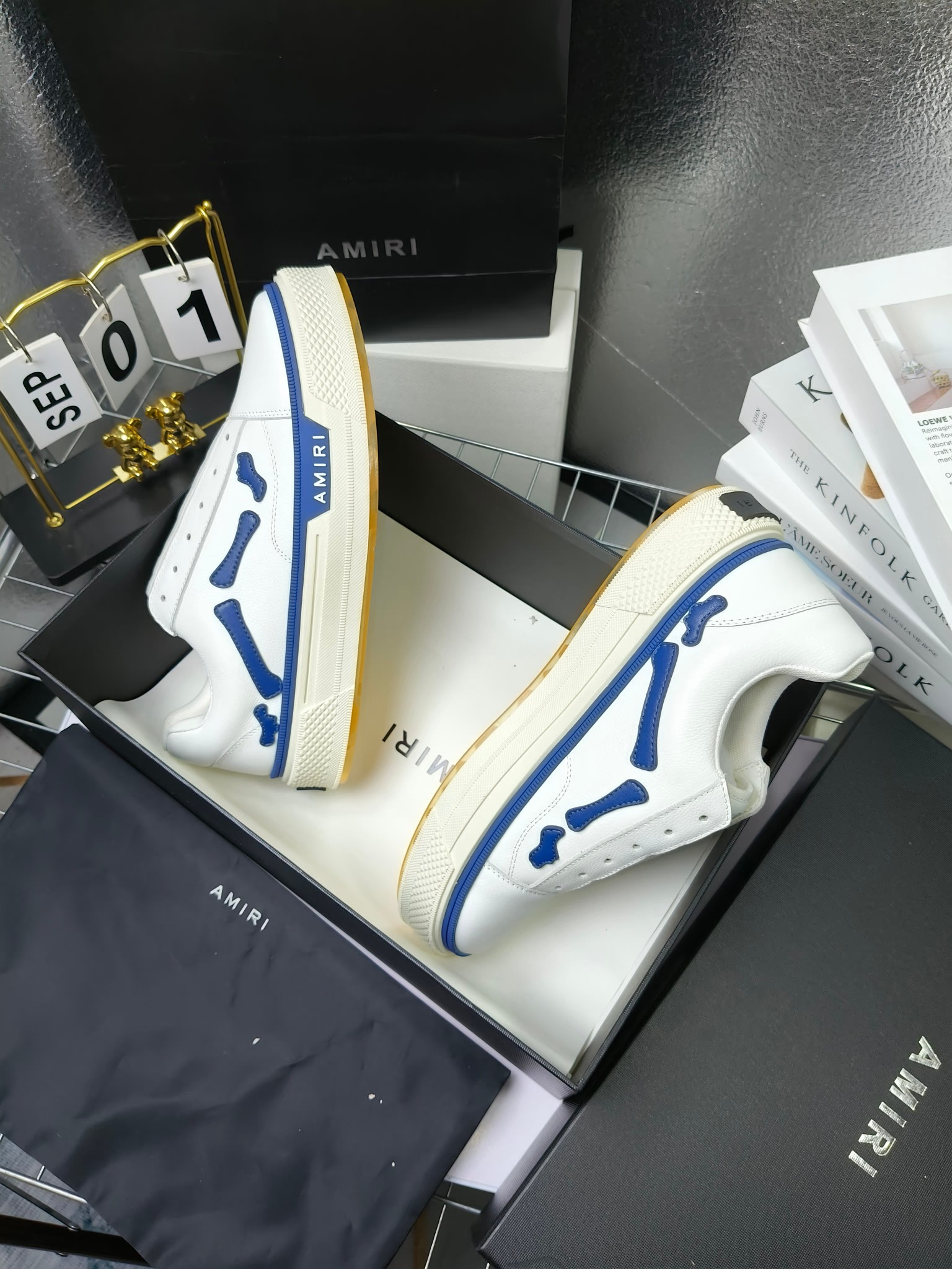 AMIRI
埃米尔爆款情侣骨头鞋星星鞋。
来自洛杉矶的高街潮牌独家爆版骨头鞋,众多明星网红同款,中国新说唱歌手小白Gali 王一博 杨幂等网红博主争夺上脚,1的鞋型侧面立体骷髅头拼接骨头状
❶面料:原版定做头层牛皮➕双层骨头全油边工艺
❷内里:独家定制同级内里 (无法超越)
❸垫脚:原版开模注塑成型
❹大底:独家1:1开模三色 原版大底
❺码数:情侣35-45(女40.41男45.46定制不退换)
p280