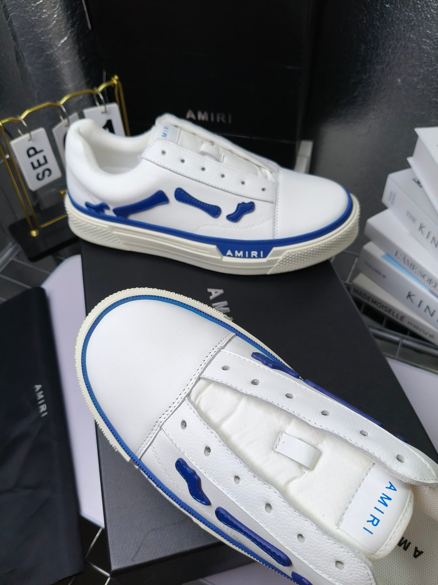 AMIRI
埃米尔爆款情侣骨头鞋星星鞋。
来自洛杉矶的高街潮牌独家爆版骨头鞋,众多明星网红同款,中国新说唱歌手小白Gali 王一博 杨幂等网红博主争夺上脚,1的鞋型侧面立体骷髅头拼接骨头状
❶面料:原版定做头层牛皮➕双层骨头全油边工艺
❷内里:独家定制同级内里 (无法超越)
❸垫脚:原版开模注塑成型
❹大底:独家1:1开模三色 原版大底
❺码数:情侣35-45(女40.41男45.46定制不退换)
p280