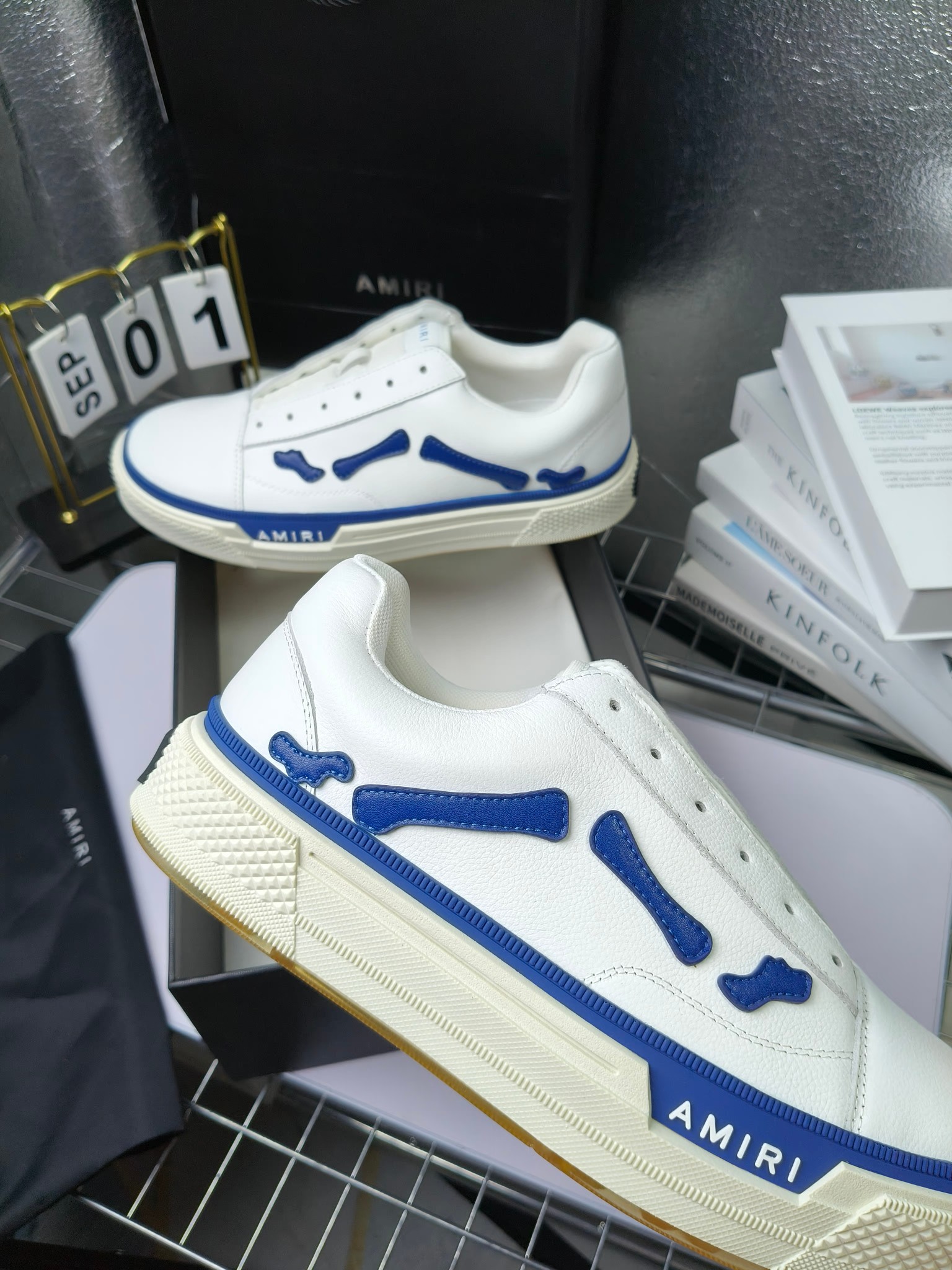 AMIRI
埃米尔爆款情侣骨头鞋星星鞋。
来自洛杉矶的高街潮牌独家爆版骨头鞋,众多明星网红同款,中国新说唱歌手小白Gali 王一博 杨幂等网红博主争夺上脚,1的鞋型侧面立体骷髅头拼接骨头状
❶面料:原版定做头层牛皮➕双层骨头全油边工艺
❷内里:独家定制同级内里 (无法超越)
❸垫脚:原版开模注塑成型
❹大底:独家1:1开模三色 原版大底
❺码数:情侣35-45(女40.41男45.46定制不退换)
p280