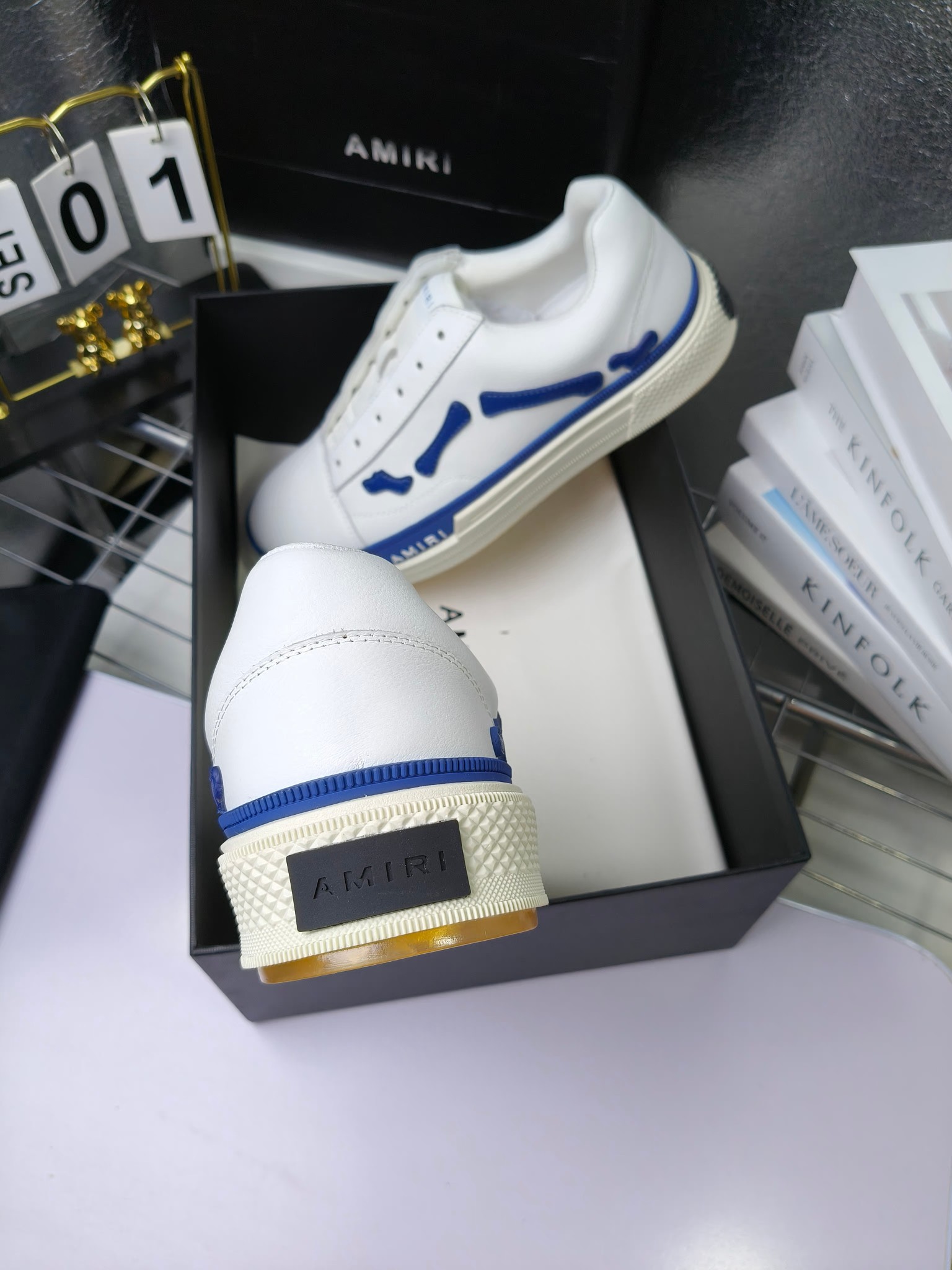 AMIRI
埃米尔爆款情侣骨头鞋星星鞋。
来自洛杉矶的高街潮牌独家爆版骨头鞋,众多明星网红同款,中国新说唱歌手小白Gali 王一博 杨幂等网红博主争夺上脚,1的鞋型侧面立体骷髅头拼接骨头状
❶面料:原版定做头层牛皮➕双层骨头全油边工艺
❷内里:独家定制同级内里 (无法超越)
❸垫脚:原版开模注塑成型
❹大底:独家1:1开模三色 原版大底
❺码数:情侣35-45(女40.41男45.46定制不退换)
p280