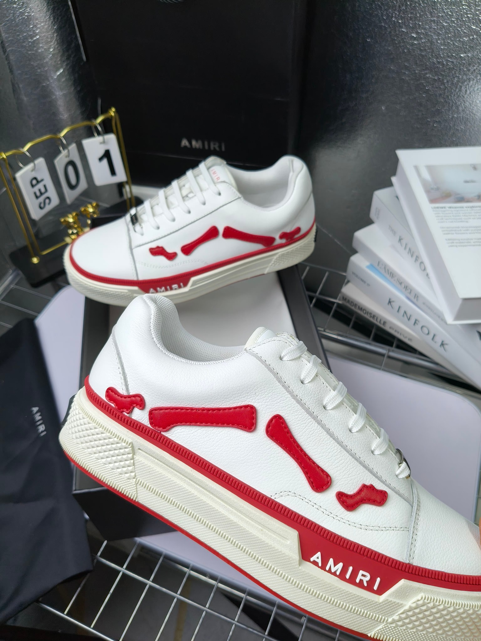 AMIRI
埃米尔爆款情侣骨头鞋星星鞋。
来自洛杉矶的高街潮牌独家爆版骨头鞋,众多明星网红同款,中国新说唱歌手小白Gali 王一博 杨幂等网红博主争夺上脚,1的鞋型侧面立体骷髅头拼接骨头状
❶面料:原版定做头层牛皮➕双层骨头全油边工艺
❷内里:独家定制同级内里 (无法超越)
❸垫脚:原版开模注塑成型
❹大底:独家1:1开模三色 原版大底
❺码数:情侣35-45(女40.41男45.46定制不退换)
p280
