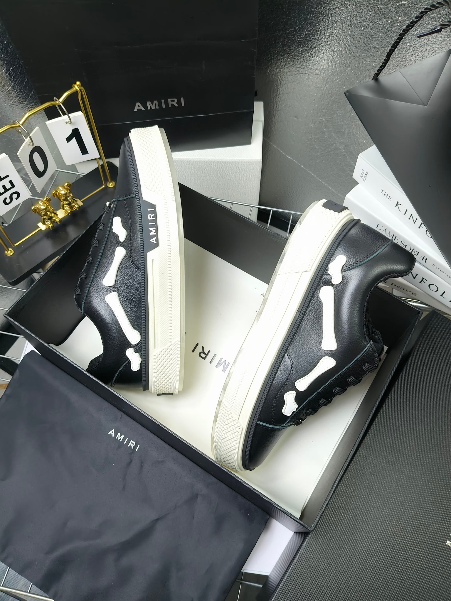 AMIRI
埃米尔爆款情侣骨头鞋星星鞋。
来自洛杉矶的高街潮牌独家爆版骨头鞋,众多明星网红同款,中国新说唱歌手小白Gali 王一博 杨幂等网红博主争夺上脚,1的鞋型侧面立体骷髅头拼接骨头状
❶面料:原版定做头层牛皮➕双层骨头全油边工艺
❷内里:独家定制同级内里 (无法超越)
❸垫脚:原版开模注塑成型
❹大底:独家1:1开模三色 原版大底
❺码数:情侣35-45(女40.41男45.46定制不退换)
p280