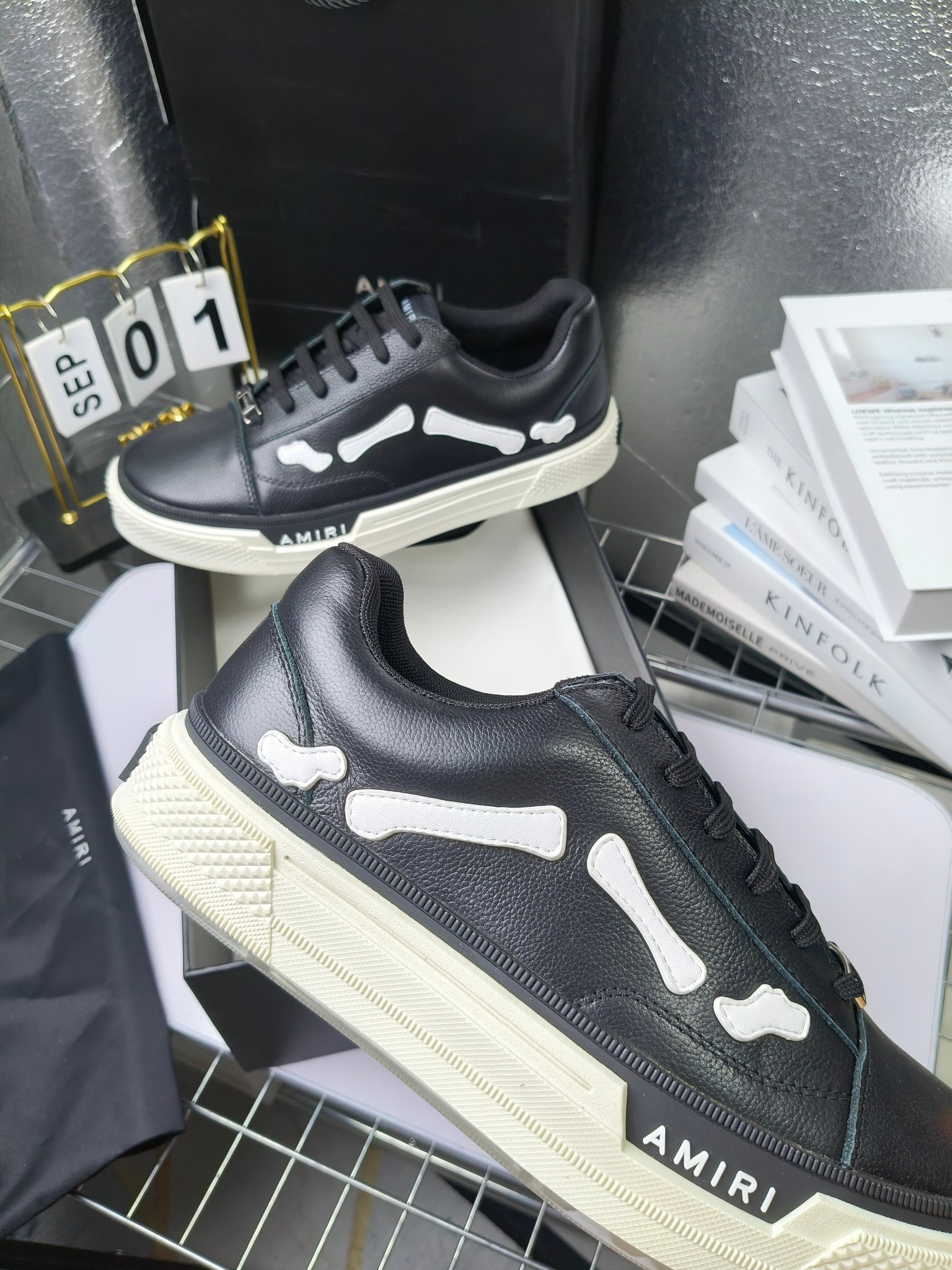 AMIRI
埃米尔爆款情侣骨头鞋星星鞋。
来自洛杉矶的高街潮牌独家爆版骨头鞋,众多明星网红同款,中国新说唱歌手小白Gali 王一博 杨幂等网红博主争夺上脚,1的鞋型侧面立体骷髅头拼接骨头状
❶面料:原版定做头层牛皮➕双层骨头全油边工艺
❷内里:独家定制同级内里 (无法超越)
❸垫脚:原版开模注塑成型
❹大底:独家1:1开模三色 原版大底
❺码数:情侣35-45(女40.41男45.46定制不退换)
p280