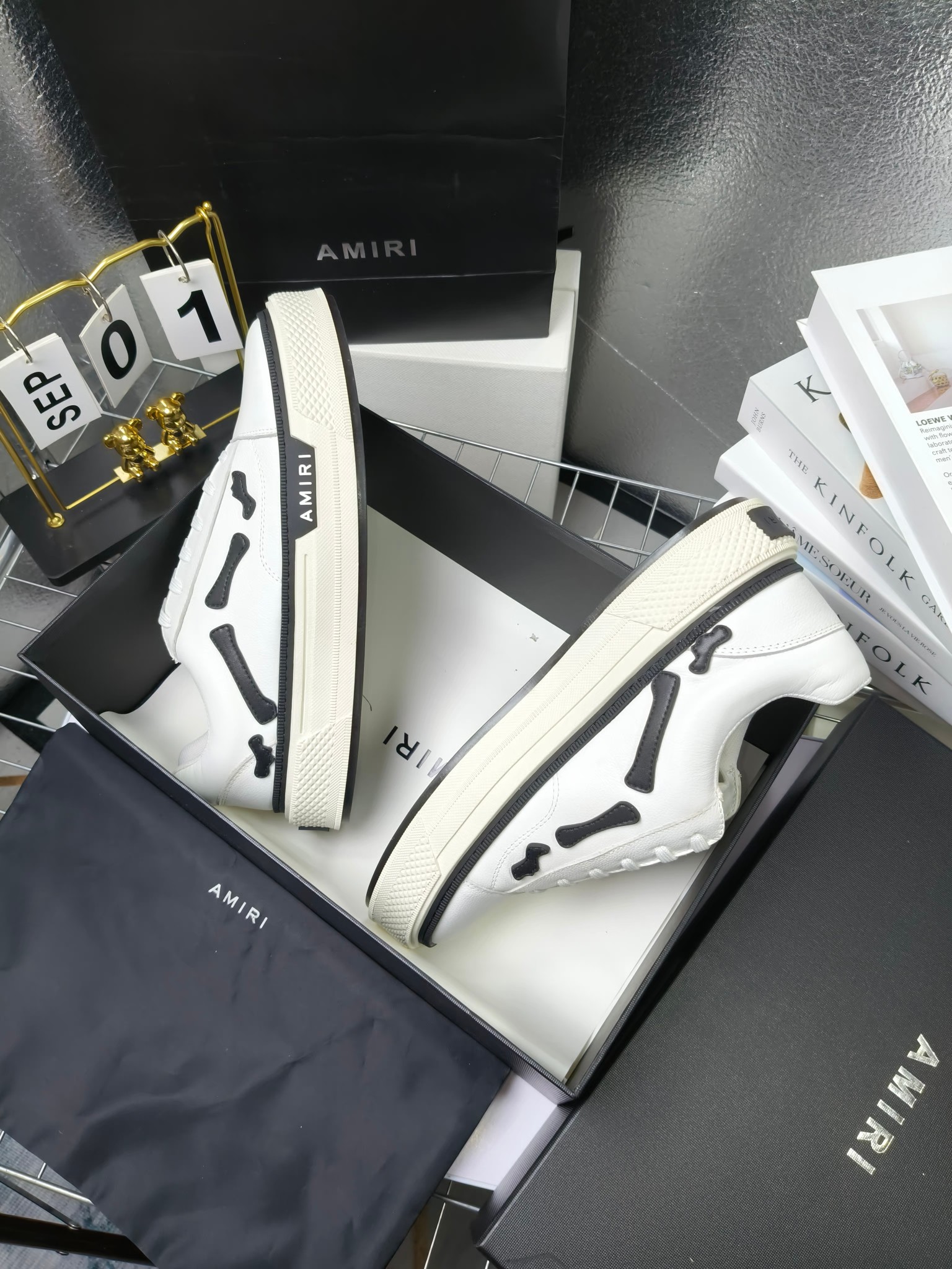 AMIRI
埃米尔爆款情侣骨头鞋星星鞋。
来自洛杉矶的高街潮牌独家爆版骨头鞋,众多明星网红同款,中国新说唱歌手小白Gali 王一博 杨幂等网红博主争夺上脚,1的鞋型侧面立体骷髅头拼接骨头状
❶面料:原版定做头层牛皮➕双层骨头全油边工艺
❷内里:独家定制同级内里 (无法超越)
❸垫脚:原版开模注塑成型
❹大底:独家1:1开模三色 原版大底
❺码数:情侣35-45(女40.41男45.46定制不退换)
p280