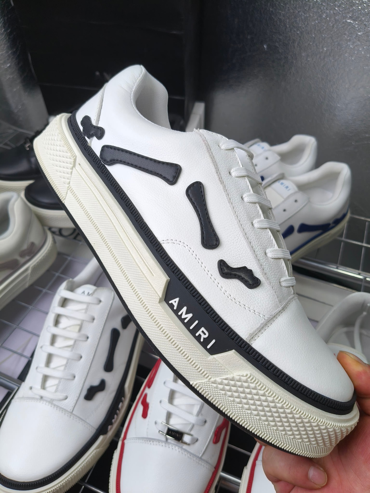 AMIRI
埃米尔爆款情侣骨头鞋星星鞋。
来自洛杉矶的高街潮牌独家爆版骨头鞋,众多明星网红同款,中国新说唱歌手小白Gali 王一博 杨幂等网红博主争夺上脚,1的鞋型侧面立体骷髅头拼接骨头状
❶面料:原版定做头层牛皮➕双层骨头全油边工艺
❷内里:独家定制同级内里 (无法超越)
❸垫脚:原版开模注塑成型
❹大底:独家1:1开模三色 原版大底
❺码数:情侣35-45(女40.41男45.46定制不退换)
p280