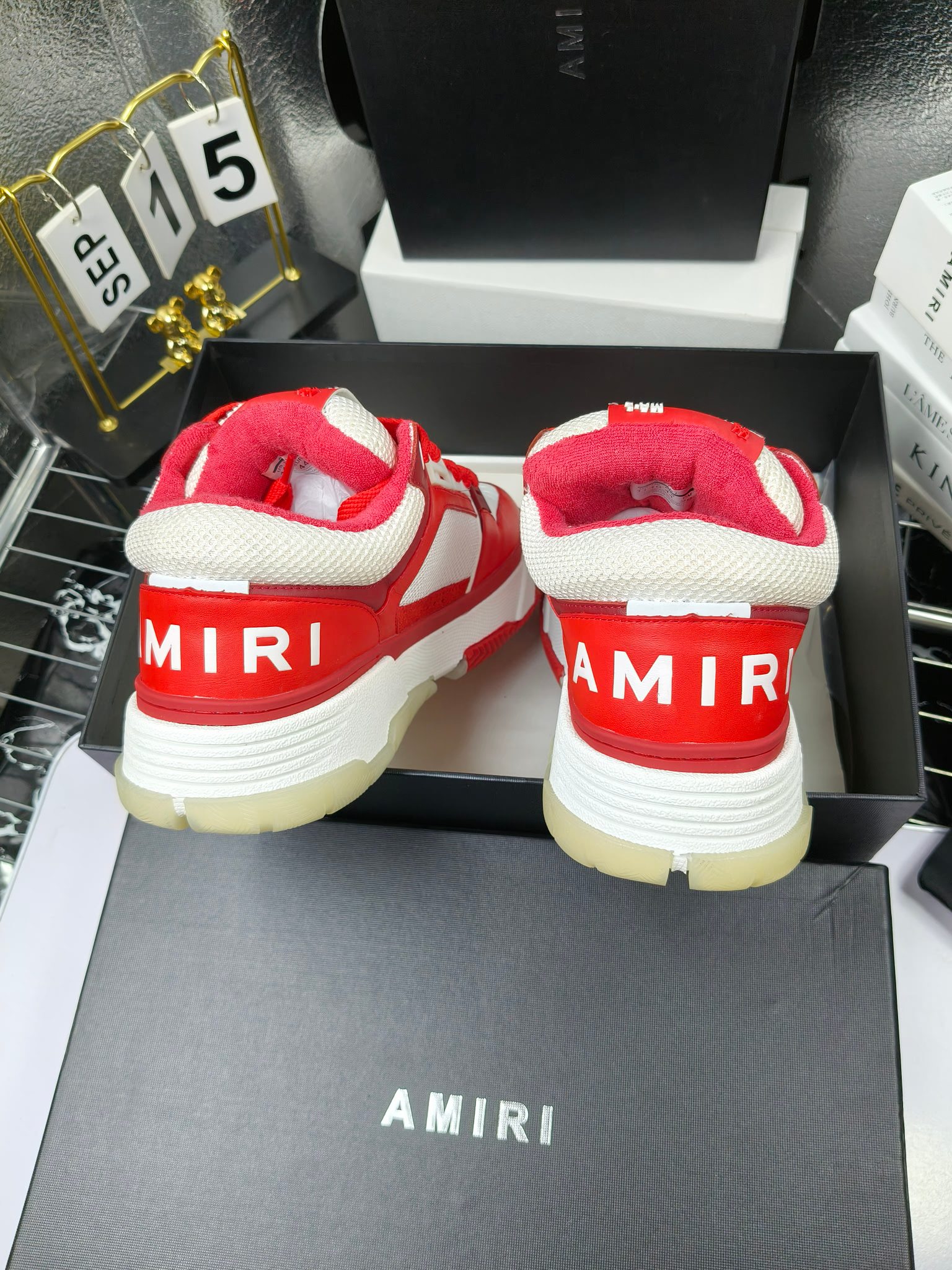 AMIRI
埃米尔爆款情侣骨头鞋。休闲时尚领头羊。来自洛杉矶的高街潮牌独家爆版骨头鞋,众多明星网红同款,中国新说唱歌手小白Gali 王一博 杨幂等网红博主争夺上脚,AJ1的鞋型侧面立体骷髅头拼接骨头状
❶面料:原版定做头层牛皮➕双层骨头全纯手工油边工艺
❷内里同原版:独家定制Nike同级内里 (无法超越)
❸垫脚:原版开模注塑成型一体鞋垫舒适不累脚
❹大底:原工厂1:1开模三色 原版大底
❺码数:35-45(男38.45.46定制不退换)
p300
