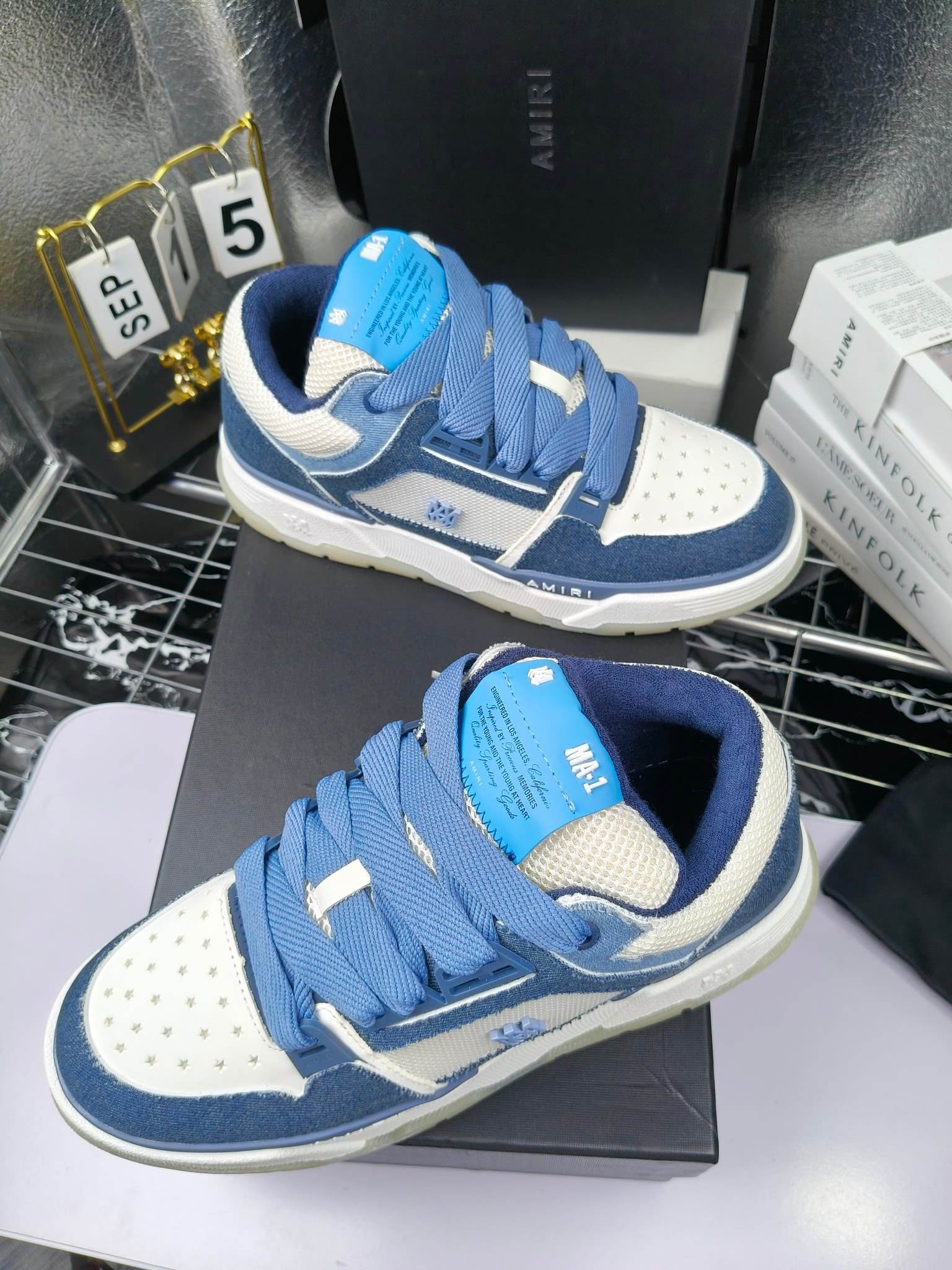 AMIRI
埃米尔爆款情侣骨头鞋。休闲时尚领头羊。来自洛杉矶的高街潮牌独家爆版骨头鞋，众多明星网红同款，中国新说唱歌手小白Gali 王一博 杨幂等网红博主争夺上脚，AJ1的鞋型侧面立体骷髅头拼接骨头状 
❶面料:原版定做头层牛皮➕双层骨头全纯手工油边工艺 
❷内里同原版:独家定制Nike同级内里 (无法超越) 
❸垫脚:原版开模注塑成型一体鞋垫舒适不累脚 
❹大底:原工厂1:1开模三色 原版大底 
❺码数:35-45（男38.45.46定制不退换）
p300