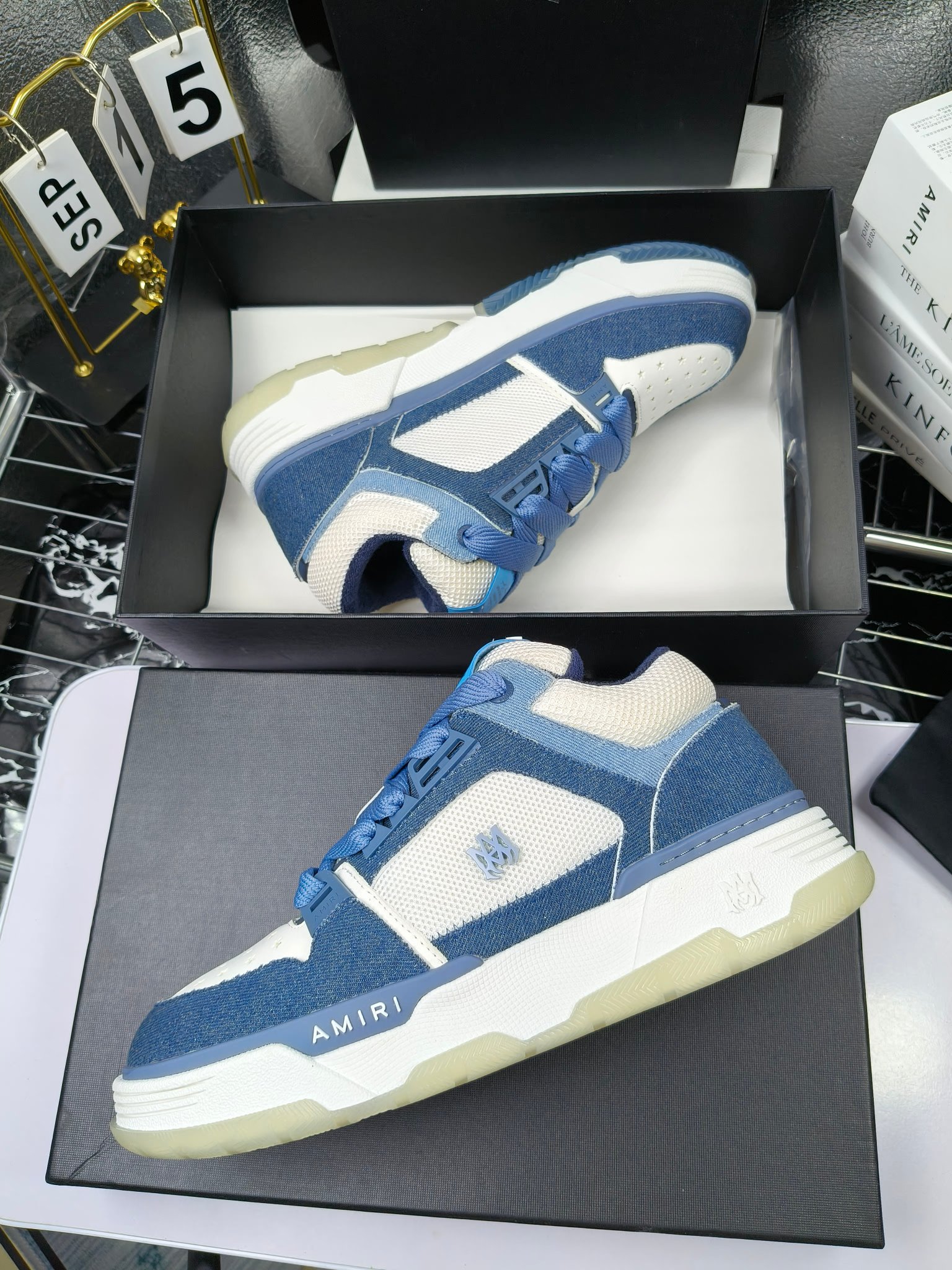 AMIRI
埃米尔爆款情侣骨头鞋。休闲时尚领头羊。来自洛杉矶的高街潮牌独家爆版骨头鞋，众多明星网红同款，中国新说唱歌手小白Gali 王一博 杨幂等网红博主争夺上脚，AJ1的鞋型侧面立体骷髅头拼接骨头状 
❶面料:原版定做头层牛皮➕双层骨头全纯手工油边工艺 
❷内里同原版:独家定制Nike同级内里 (无法超越) 
❸垫脚:原版开模注塑成型一体鞋垫舒适不累脚 
❹大底:原工厂1:1开模三色 原版大底 
❺码数:35-45（男38.45.46定制不退换）
p300