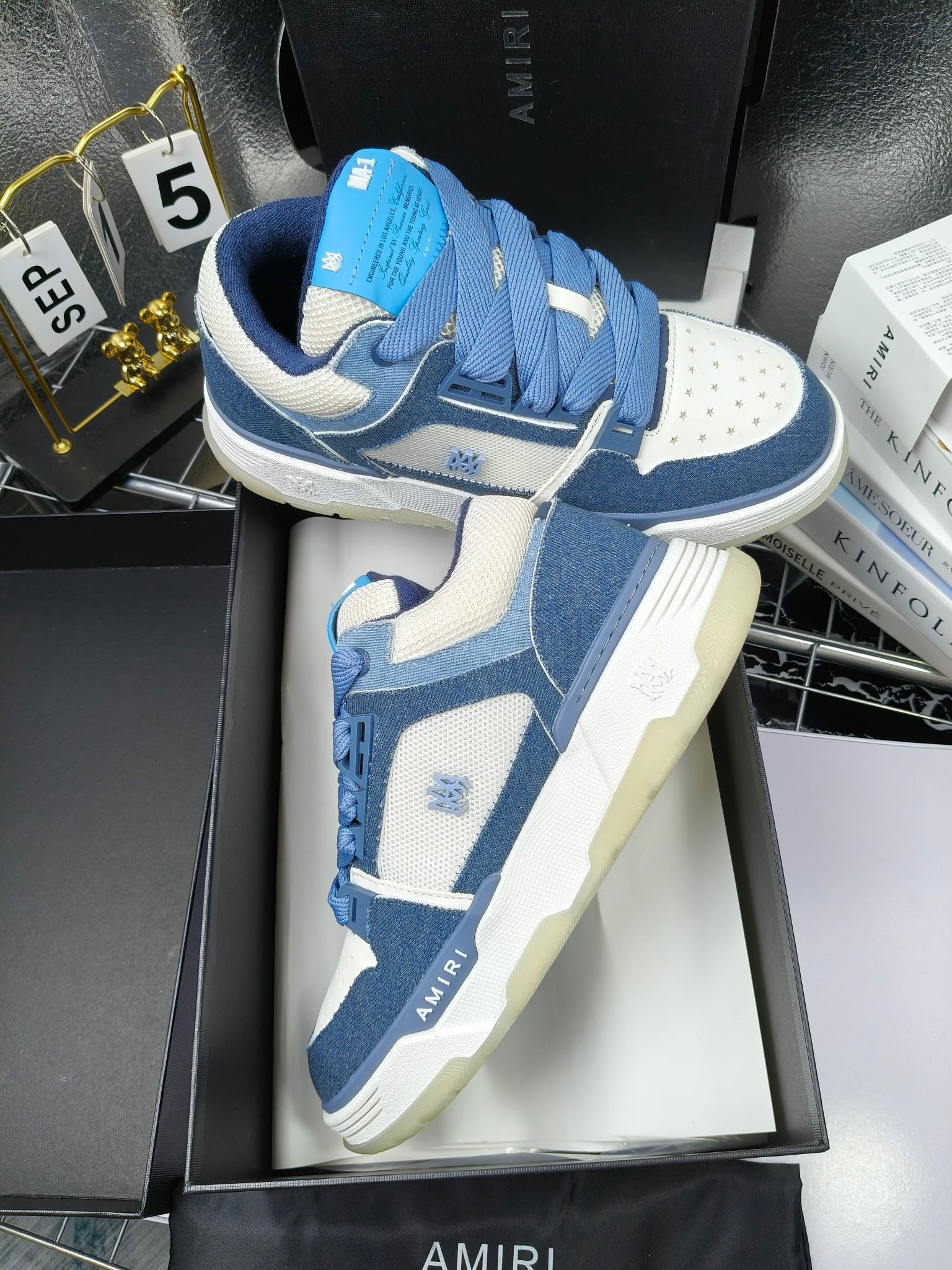 AMIRI
埃米尔爆款情侣骨头鞋。休闲时尚领头羊。来自洛杉矶的高街潮牌独家爆版骨头鞋，众多明星网红同款，中国新说唱歌手小白Gali 王一博 杨幂等网红博主争夺上脚，AJ1的鞋型侧面立体骷髅头拼接骨头状 
❶面料:原版定做头层牛皮➕双层骨头全纯手工油边工艺 
❷内里同原版:独家定制Nike同级内里 (无法超越) 
❸垫脚:原版开模注塑成型一体鞋垫舒适不累脚 
❹大底:原工厂1:1开模三色 原版大底 
❺码数:35-45（男38.45.46定制不退换）
p300