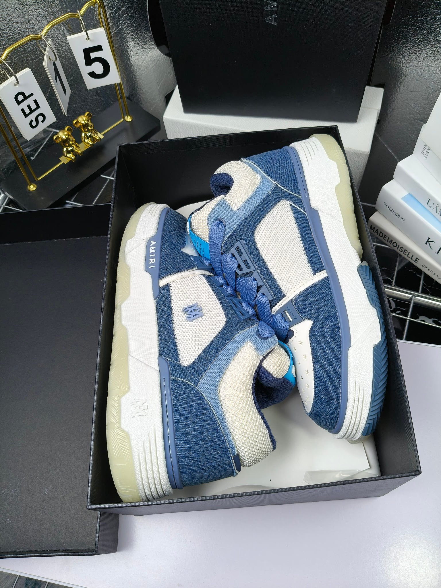 AMIRI
埃米尔爆款情侣骨头鞋。休闲时尚领头羊。来自洛杉矶的高街潮牌独家爆版骨头鞋，众多明星网红同款，中国新说唱歌手小白Gali 王一博 杨幂等网红博主争夺上脚，AJ1的鞋型侧面立体骷髅头拼接骨头状 
❶面料:原版定做头层牛皮➕双层骨头全纯手工油边工艺 
❷内里同原版:独家定制Nike同级内里 (无法超越) 
❸垫脚:原版开模注塑成型一体鞋垫舒适不累脚 
❹大底:原工厂1:1开模三色 原版大底 
❺码数:35-45（男38.45.46定制不退换）
p300