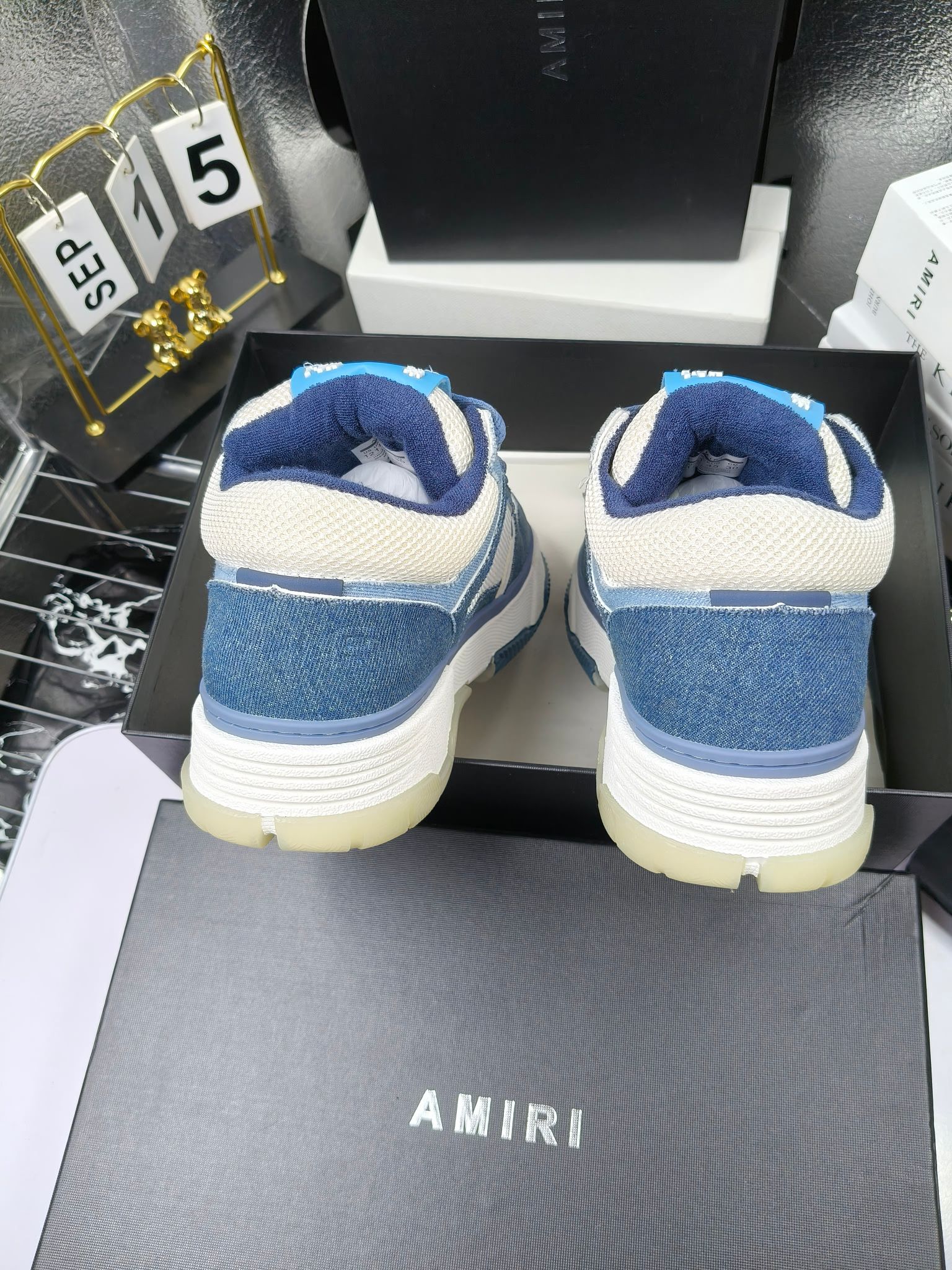 AMIRI
埃米尔爆款情侣骨头鞋。休闲时尚领头羊。来自洛杉矶的高街潮牌独家爆版骨头鞋，众多明星网红同款，中国新说唱歌手小白Gali 王一博 杨幂等网红博主争夺上脚，AJ1的鞋型侧面立体骷髅头拼接骨头状 
❶面料:原版定做头层牛皮➕双层骨头全纯手工油边工艺 
❷内里同原版:独家定制Nike同级内里 (无法超越) 
❸垫脚:原版开模注塑成型一体鞋垫舒适不累脚 
❹大底:原工厂1:1开模三色 原版大底 
❺码数:35-45（男38.45.46定制不退换）
p300