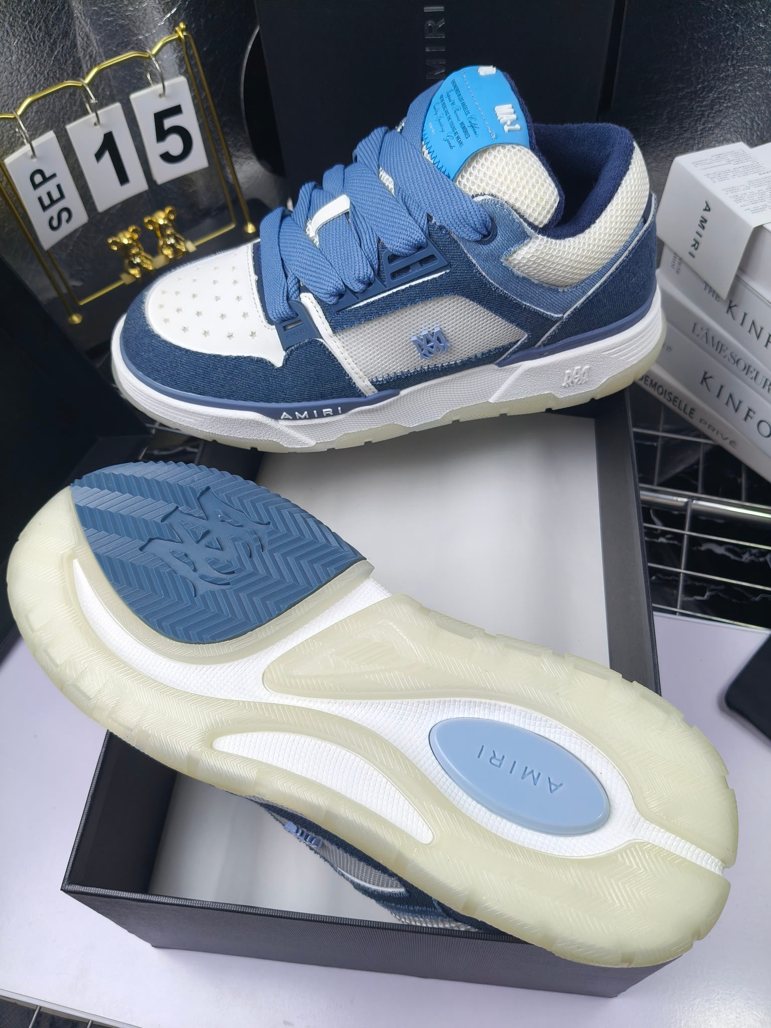 AMIRI
埃米尔爆款情侣骨头鞋。休闲时尚领头羊。来自洛杉矶的高街潮牌独家爆版骨头鞋，众多明星网红同款，中国新说唱歌手小白Gali 王一博 杨幂等网红博主争夺上脚，AJ1的鞋型侧面立体骷髅头拼接骨头状 
❶面料:原版定做头层牛皮➕双层骨头全纯手工油边工艺 
❷内里同原版:独家定制Nike同级内里 (无法超越) 
❸垫脚:原版开模注塑成型一体鞋垫舒适不累脚 
❹大底:原工厂1:1开模三色 原版大底 
❺码数:35-45（男38.45.46定制不退换）
p300