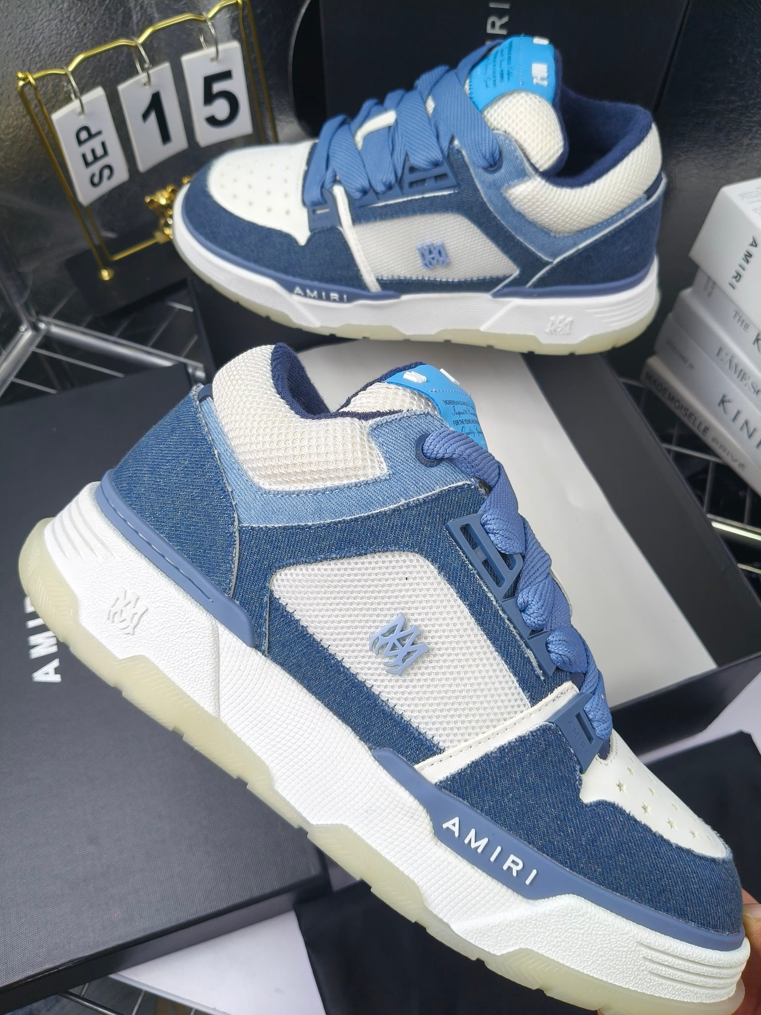 AMIRI
埃米尔爆款情侣骨头鞋。休闲时尚领头羊。来自洛杉矶的高街潮牌独家爆版骨头鞋，众多明星网红同款，中国新说唱歌手小白Gali 王一博 杨幂等网红博主争夺上脚，AJ1的鞋型侧面立体骷髅头拼接骨头状 
❶面料:原版定做头层牛皮➕双层骨头全纯手工油边工艺 
❷内里同原版:独家定制Nike同级内里 (无法超越) 
❸垫脚:原版开模注塑成型一体鞋垫舒适不累脚 
❹大底:原工厂1:1开模三色 原版大底 
❺码数:35-45（男38.45.46定制不退换）
p300