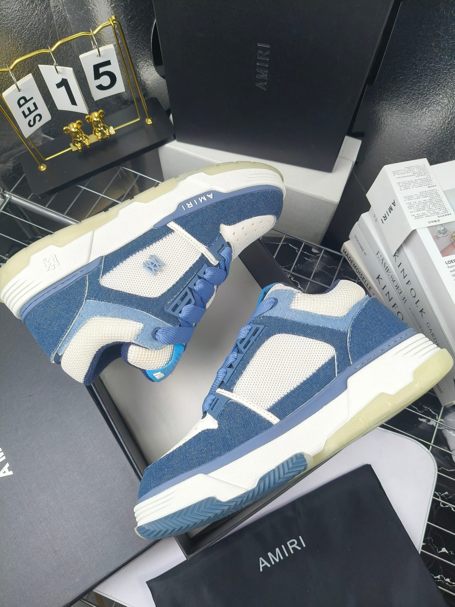 AMIRI
埃米尔爆款情侣骨头鞋。休闲时尚领头羊。来自洛杉矶的高街潮牌独家爆版骨头鞋，众多明星网红同款，中国新说唱歌手小白Gali 王一博 杨幂等网红博主争夺上脚，AJ1的鞋型侧面立体骷髅头拼接骨头状 
❶面料:原版定做头层牛皮➕双层骨头全纯手工油边工艺 
❷内里同原版:独家定制Nike同级内里 (无法超越) 
❸垫脚:原版开模注塑成型一体鞋垫舒适不累脚 
❹大底:原工厂1:1开模三色 原版大底 
❺码数:35-45（男38.45.46定制不退换）
p300