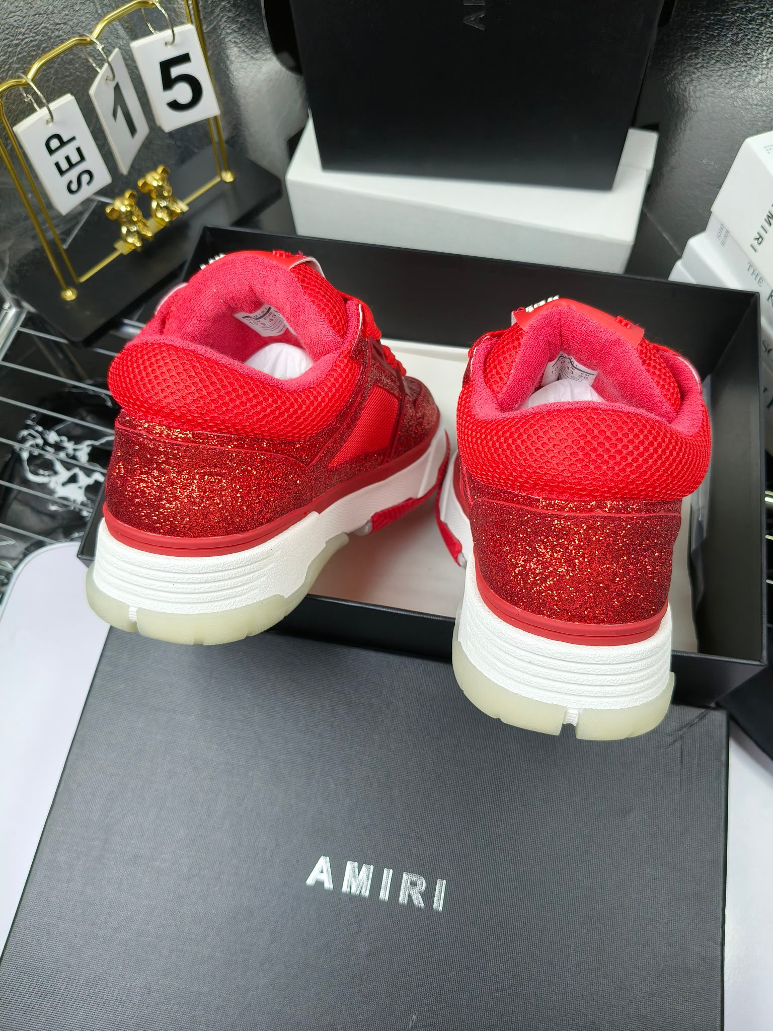 AMIRI
埃米尔爆款情侣骨头鞋。休闲时尚领头羊。来自洛杉矶的高街潮牌独家爆版骨头鞋,众多明星网红同款,中国新说唱歌手小白Gali 王一博 杨幂等网红博主争夺上脚,AJ1的鞋型侧面立体骷髅头拼接骨头状
❶面料:原版定做头层牛皮➕双层骨头全纯手工油边工艺
❷内里同原版:独家定制Nike同级内里 (无法超越)
❸垫脚:原版开模注塑成型一体鞋垫舒适不累脚
❹大底:原工厂1:1开模三色 原版大底
❺码数:35-45(男38.45.46定制不退换)
p300