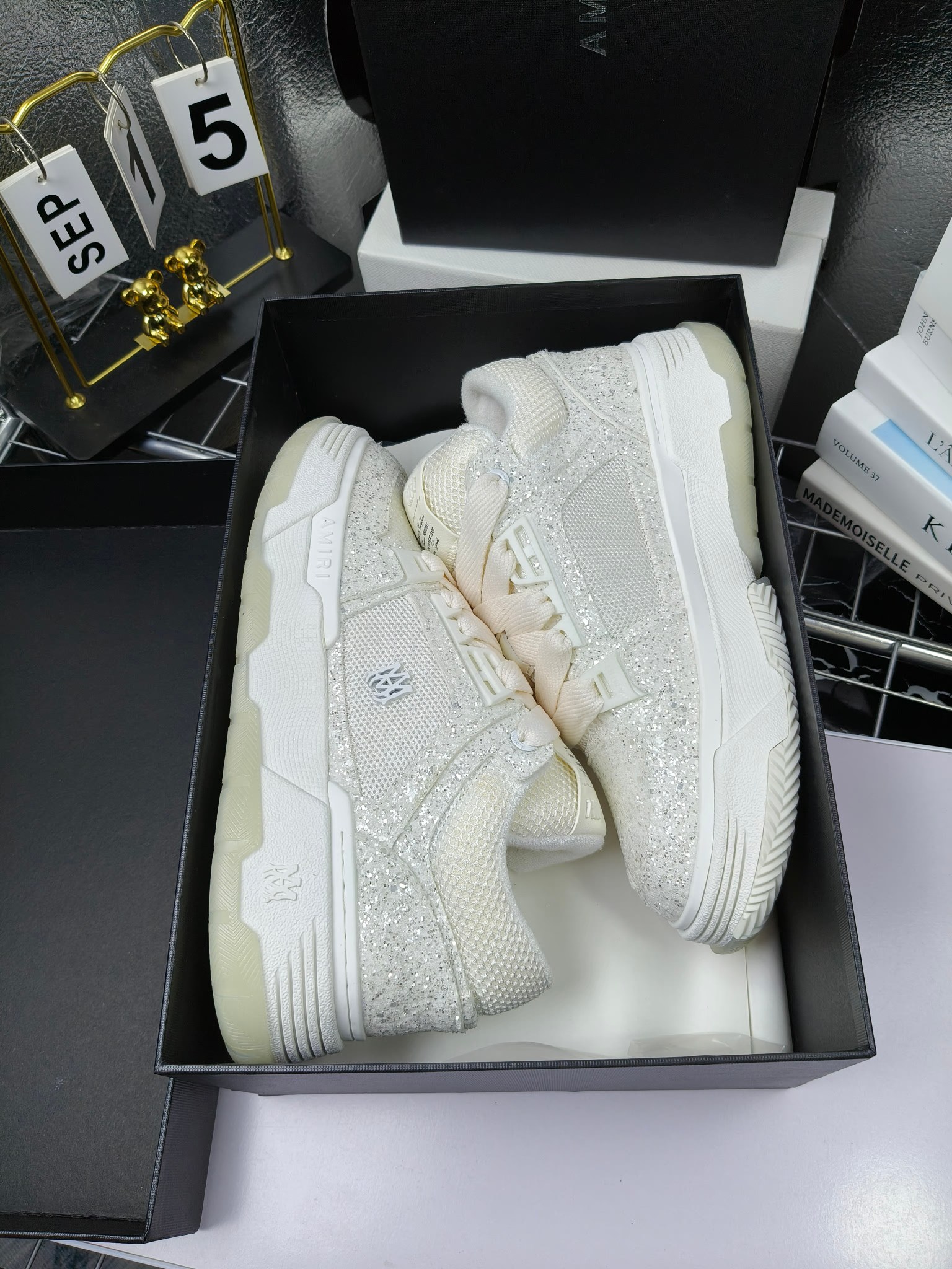 AMIRI
埃米尔爆款情侣骨头鞋。休闲时尚领头羊。来自洛杉矶的高街潮牌独家爆版骨头鞋，众多明星网红同款，中国新说唱歌手小白Gali 王一博 杨幂等网红博主争夺上脚，AJ1的鞋型侧面立体骷髅头拼接骨头状 
❶面料:原版定做头层牛皮➕双层骨头全纯手工油边工艺 
❷内里同原版:独家定制Nike同级内里 (无法超越) 
❸垫脚:原版开模注塑成型一体鞋垫舒适不累脚 
❹大底:原工厂1:1开模三色 原版大底 
❺码数:35-45（男38.45.46定制不退换）
p300