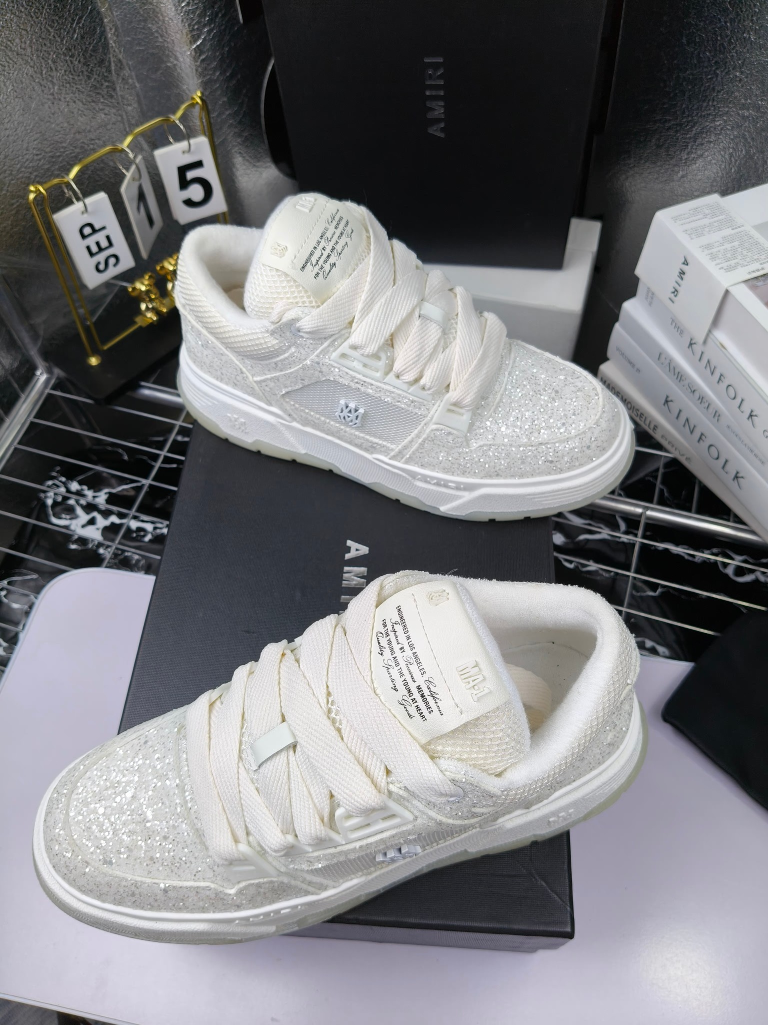 AMIRI
埃米尔爆款情侣骨头鞋。休闲时尚领头羊。来自洛杉矶的高街潮牌独家爆版骨头鞋，众多明星网红同款，中国新说唱歌手小白Gali 王一博 杨幂等网红博主争夺上脚，AJ1的鞋型侧面立体骷髅头拼接骨头状 
❶面料:原版定做头层牛皮➕双层骨头全纯手工油边工艺 
❷内里同原版:独家定制Nike同级内里 (无法超越) 
❸垫脚:原版开模注塑成型一体鞋垫舒适不累脚 
❹大底:原工厂1:1开模三色 原版大底 
❺码数:35-45（男38.45.46定制不退换）
p300