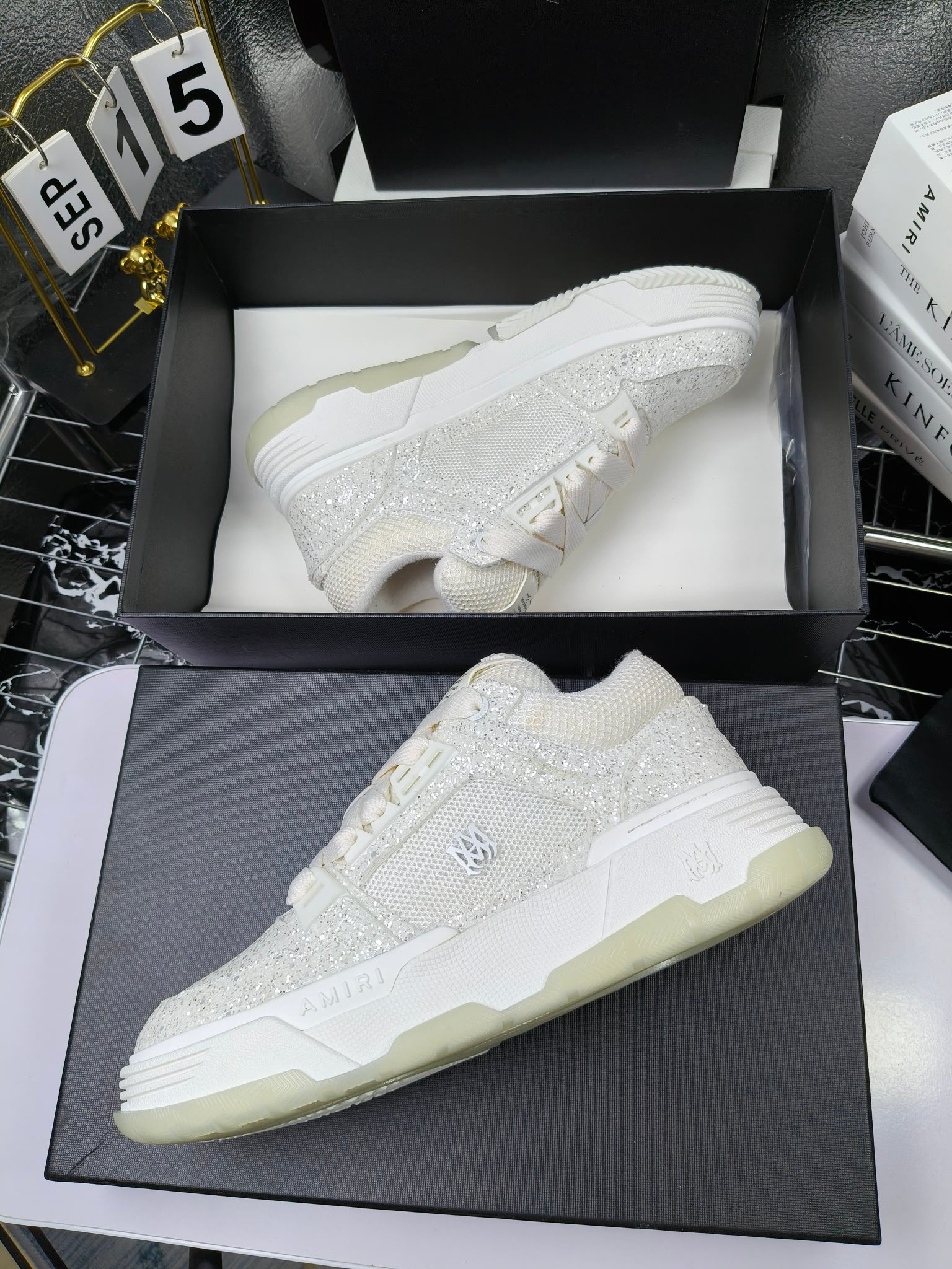 AMIRI
埃米尔爆款情侣骨头鞋。休闲时尚领头羊。来自洛杉矶的高街潮牌独家爆版骨头鞋，众多明星网红同款，中国新说唱歌手小白Gali 王一博 杨幂等网红博主争夺上脚，AJ1的鞋型侧面立体骷髅头拼接骨头状 
❶面料:原版定做头层牛皮➕双层骨头全纯手工油边工艺 
❷内里同原版:独家定制Nike同级内里 (无法超越) 
❸垫脚:原版开模注塑成型一体鞋垫舒适不累脚 
❹大底:原工厂1:1开模三色 原版大底 
❺码数:35-45（男38.45.46定制不退换）
p300