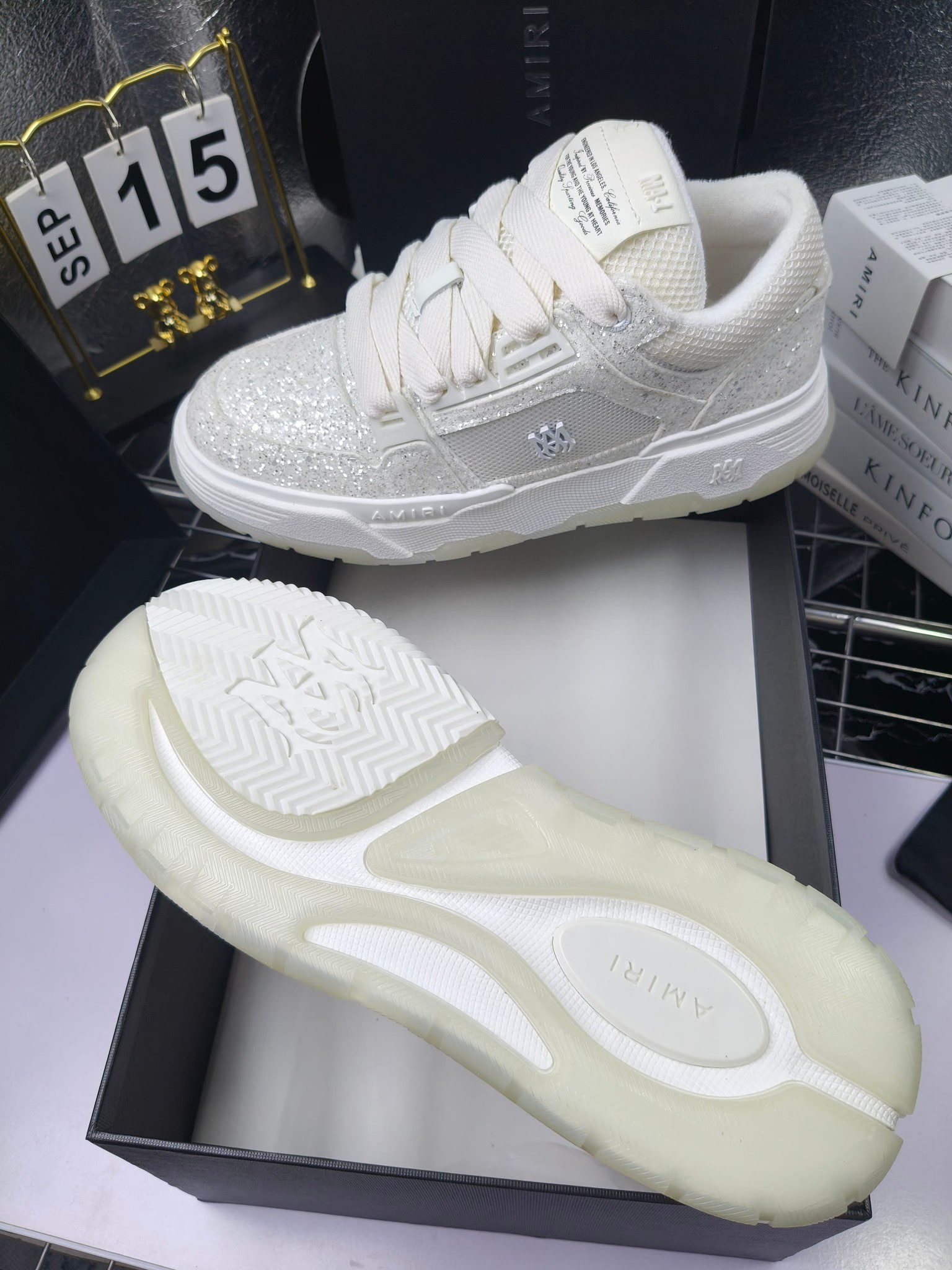 AMIRI
埃米尔爆款情侣骨头鞋。休闲时尚领头羊。来自洛杉矶的高街潮牌独家爆版骨头鞋，众多明星网红同款，中国新说唱歌手小白Gali 王一博 杨幂等网红博主争夺上脚，AJ1的鞋型侧面立体骷髅头拼接骨头状 
❶面料:原版定做头层牛皮➕双层骨头全纯手工油边工艺 
❷内里同原版:独家定制Nike同级内里 (无法超越) 
❸垫脚:原版开模注塑成型一体鞋垫舒适不累脚 
❹大底:原工厂1:1开模三色 原版大底 
❺码数:35-45（男38.45.46定制不退换）
p300